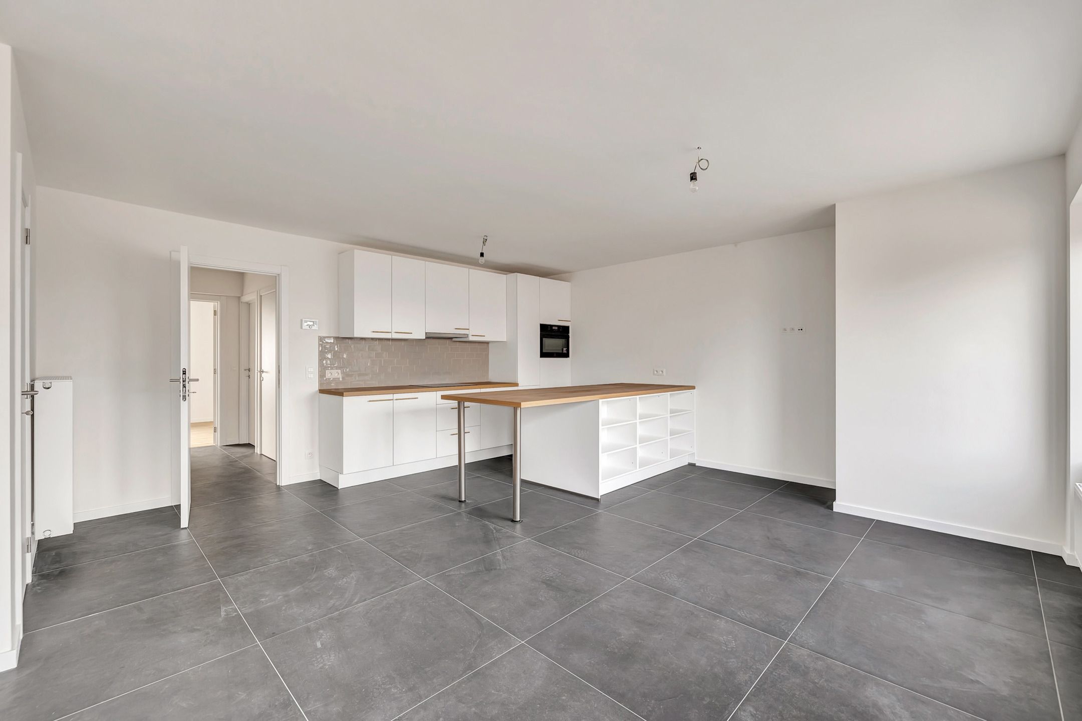 Totaal gerenoveerd appartement met 2 slpks en garage foto 4