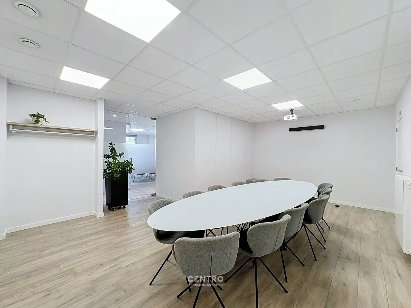Prachtig afgewerkte kantoorruimte op interessante ligging! foto 9