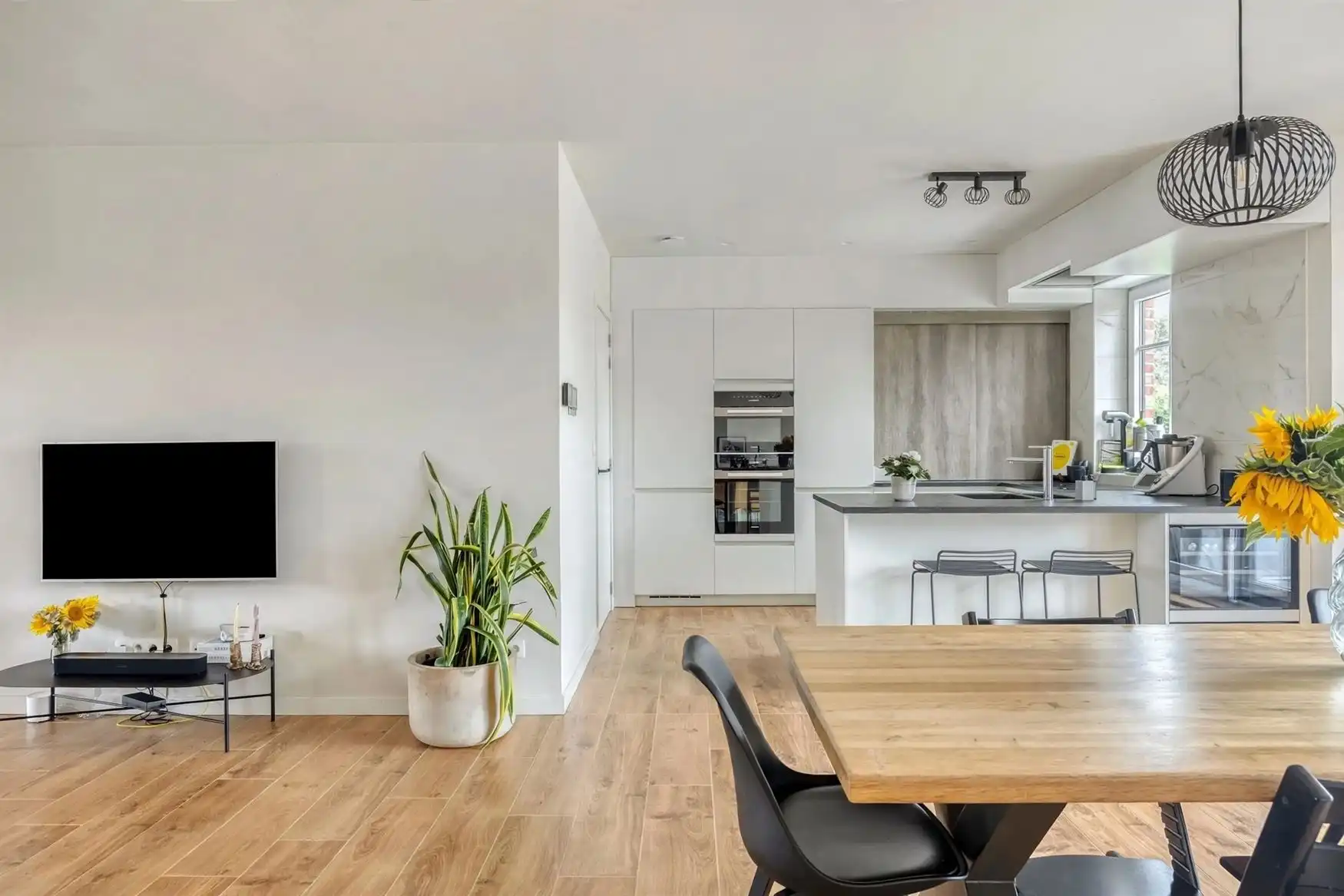 Uitzonderlijke nieuwbouwwoning in landelijke stijl foto 6
