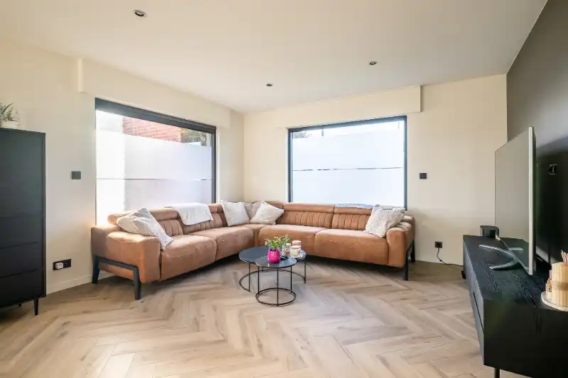Gerenoveerde halfopen woning met ruime tuin. foto 3