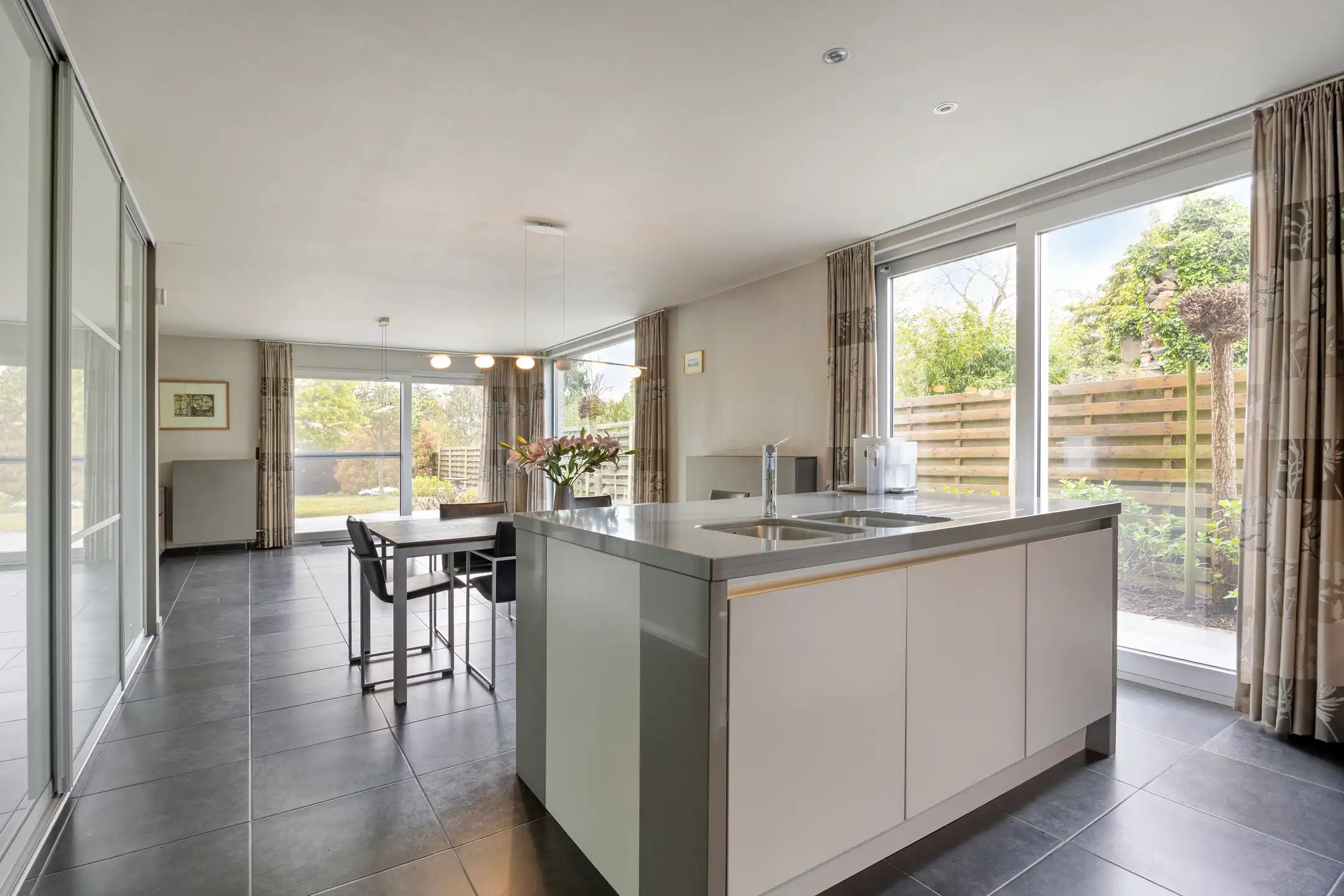 Moderne halfopenbebouwing op een rustige centrale locatie foto 6