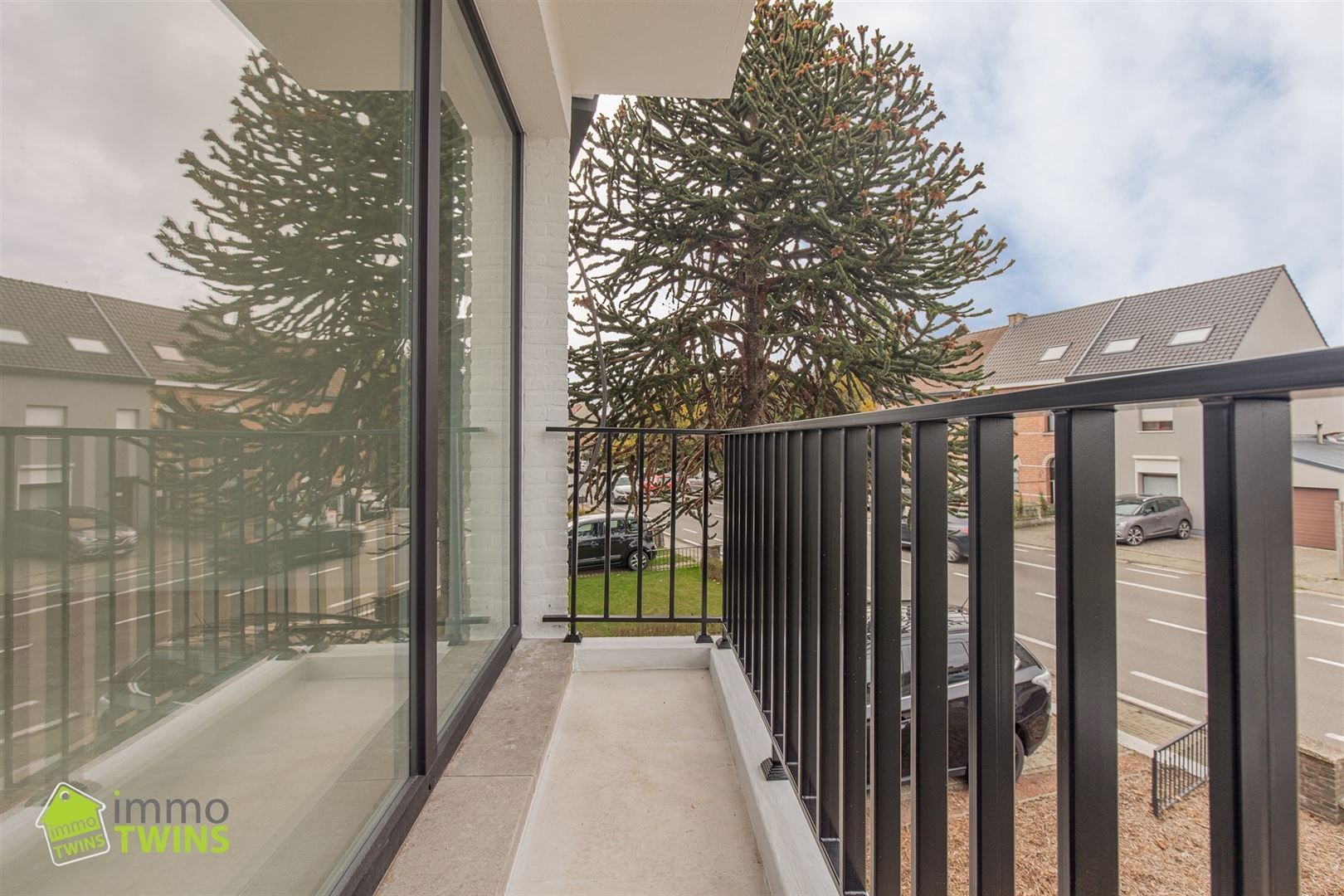 Ruime, stijlvol gerenoveerde woning met garage en oprit foto 30