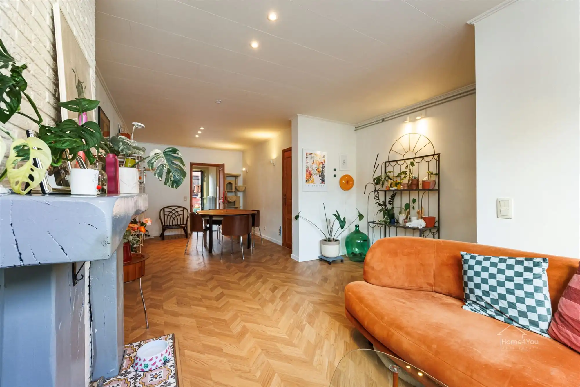 Instapklaar rijhuis met 2 slpk, vernieuwde keuken & badkamer foto {{pictureIndex}}