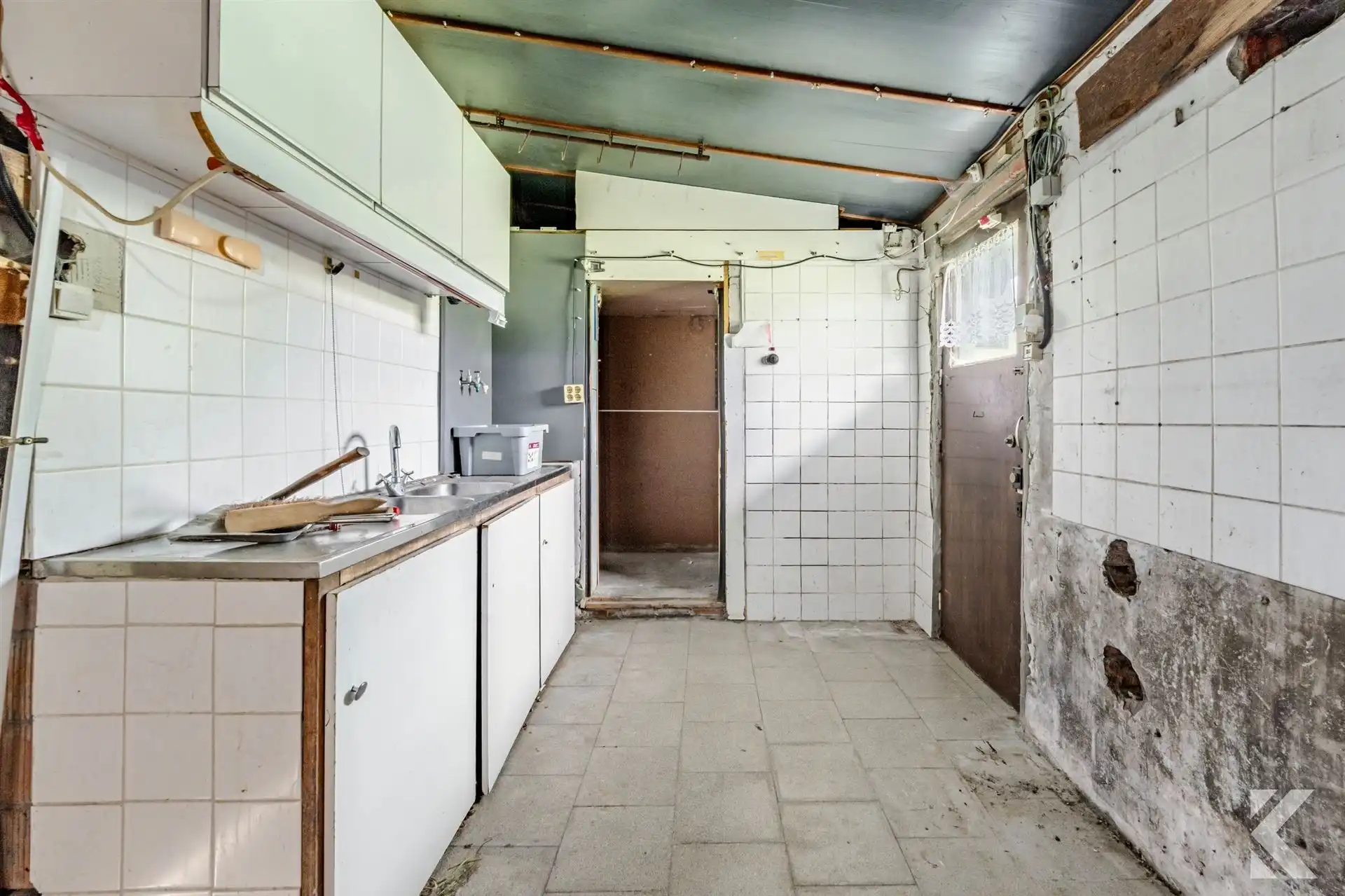 Te renoveren woning met veel potentieel en ruime zolder foto 8