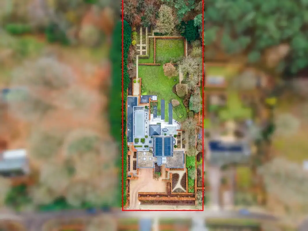 Uitzonderlijke villa op 3451 m² met 5 slaapkamers omgeven door groen. foto 3