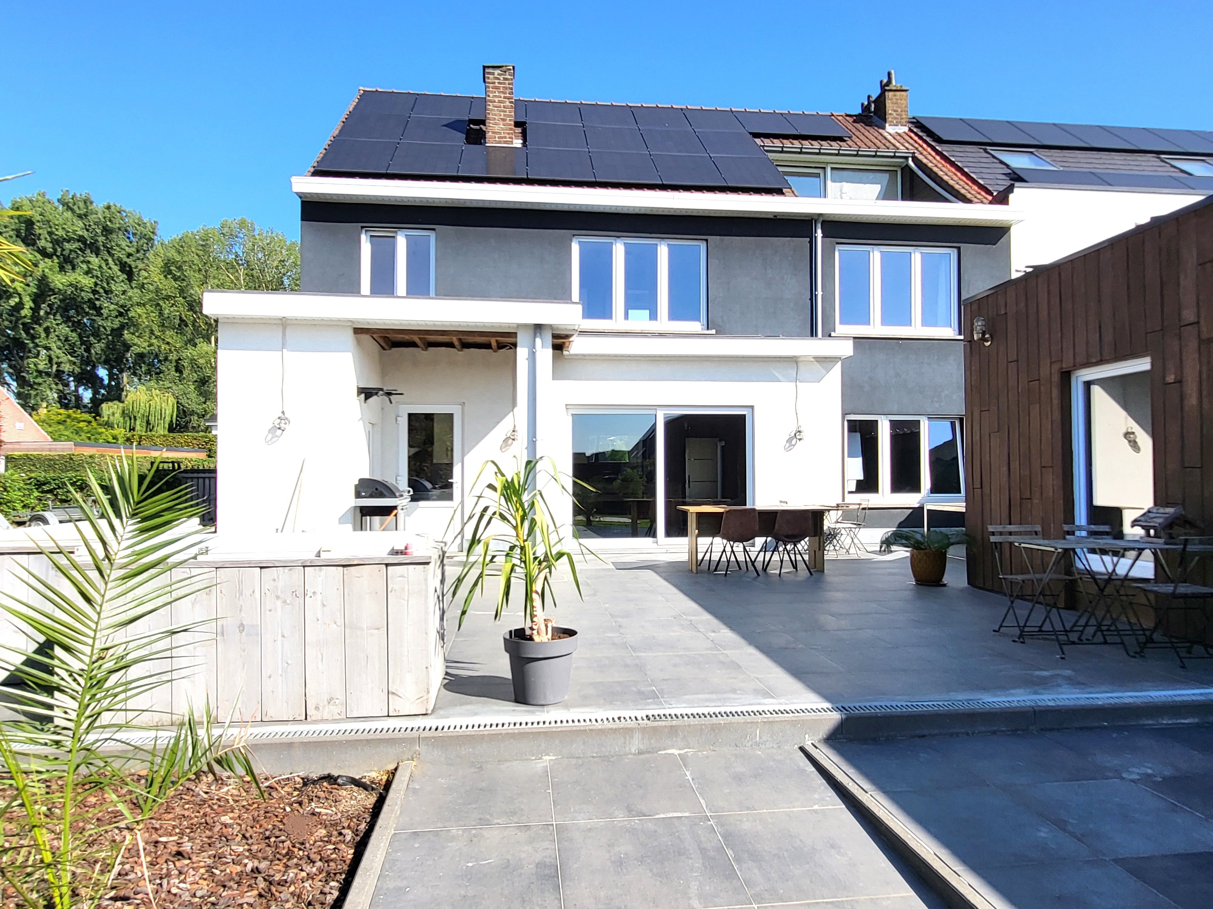 Prachtig gerenoveerde woning en bijgebouw op 571m² met commerciële doeleinden.  foto 3