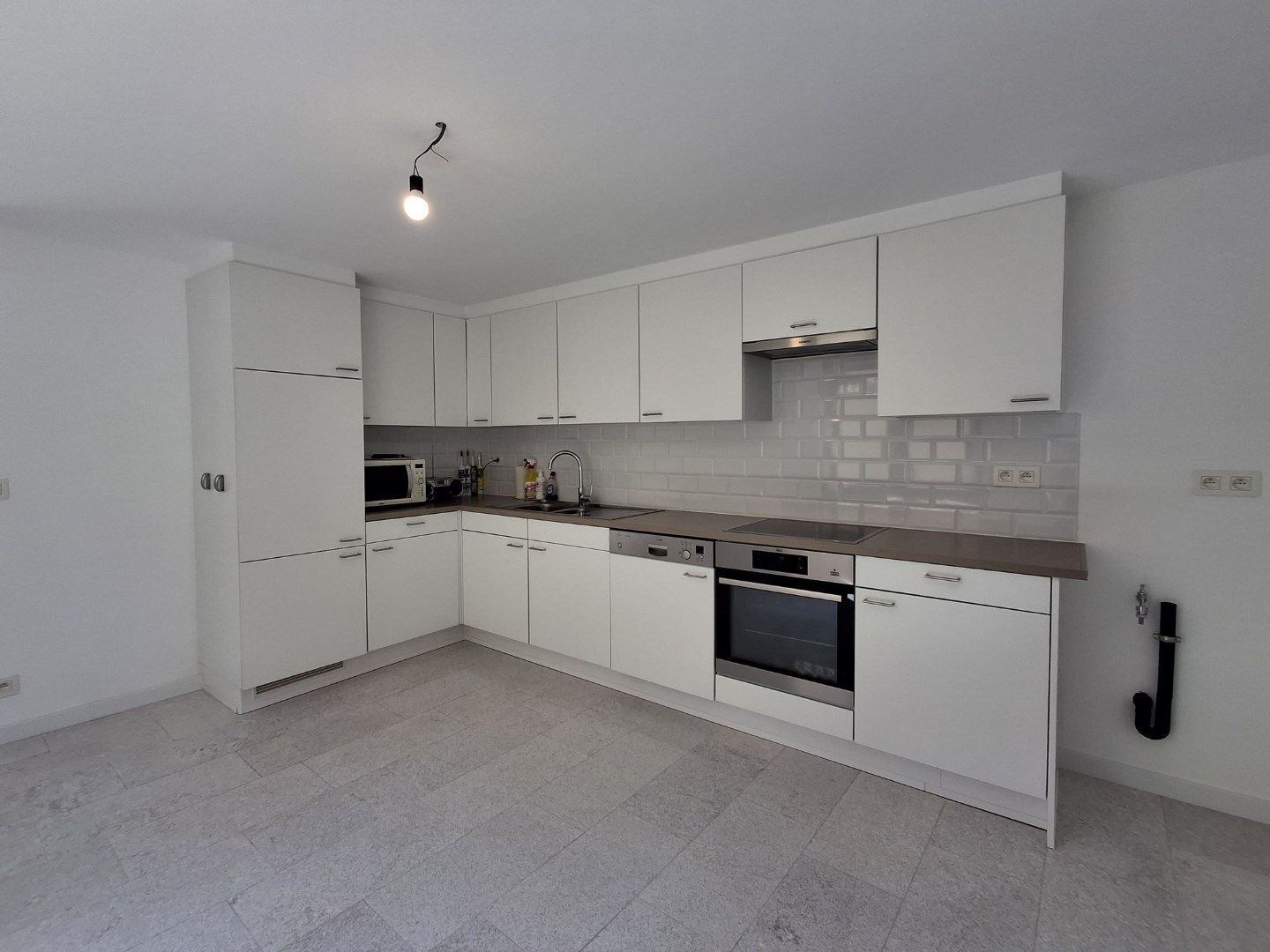 PRACHTIG GERENOVEERDE RIJWONING MET 2 SLPKS EN DUBBELE GARAGE foto 3