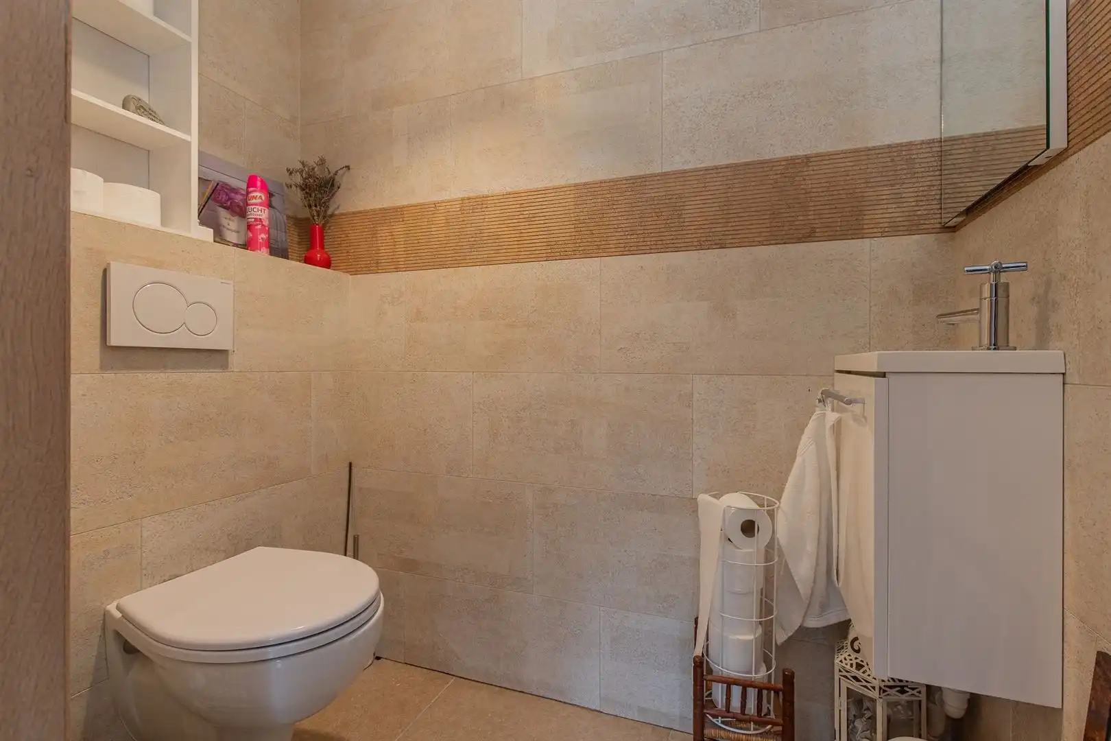 Volledig gerenoveerde woning met zwemvijver en ruime garage foto 15