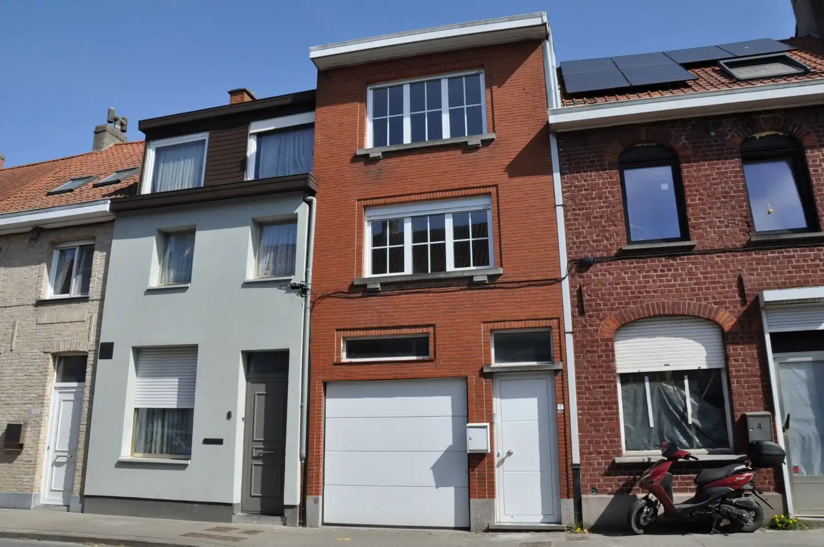Instapklare woning met 3 slaapkamers, garage, stadstuin en groot zonneterras. foto {{pictureIndex}}