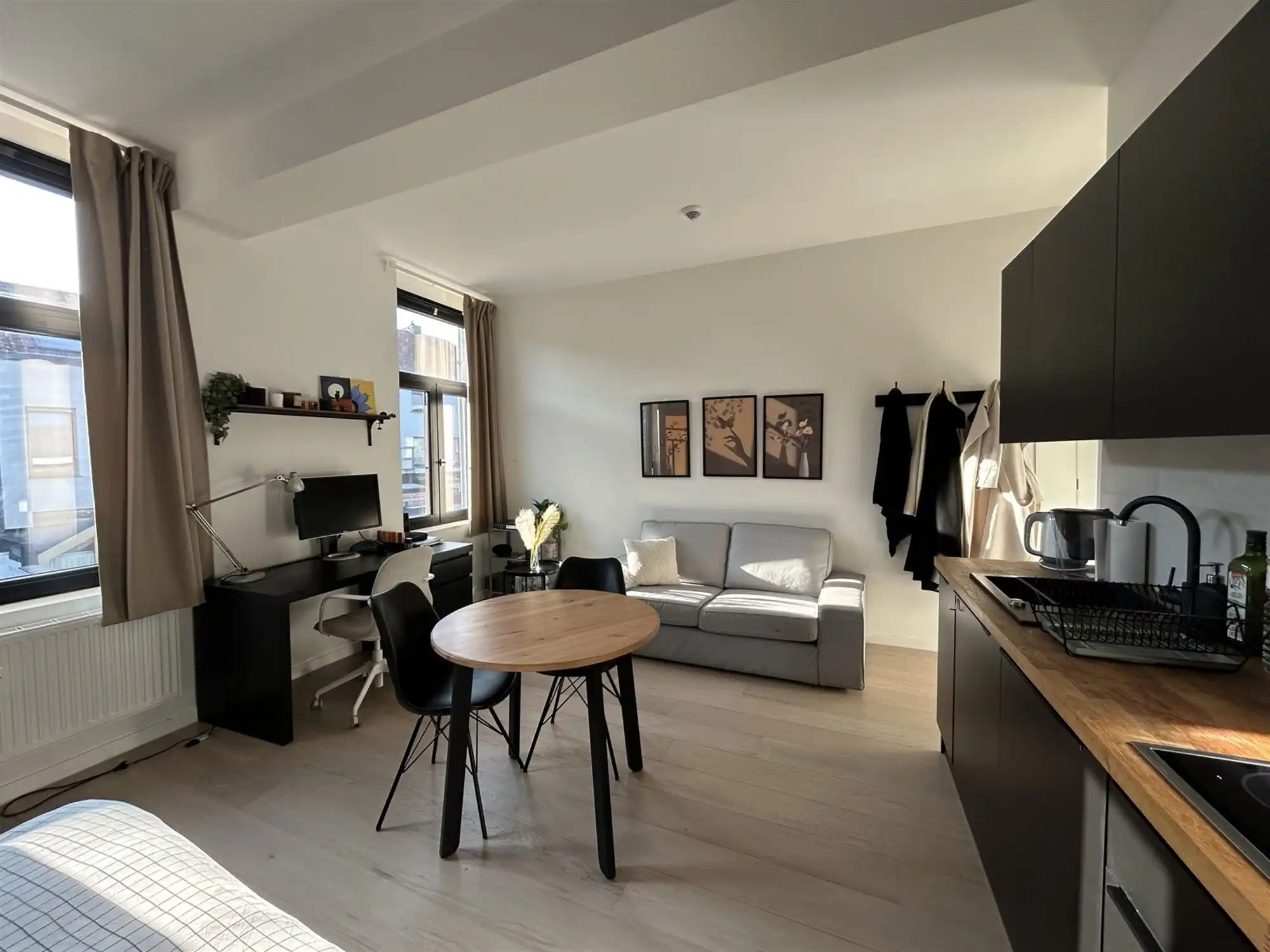 Bemeubelde studio met privatief terras. foto {{pictureIndex}}
