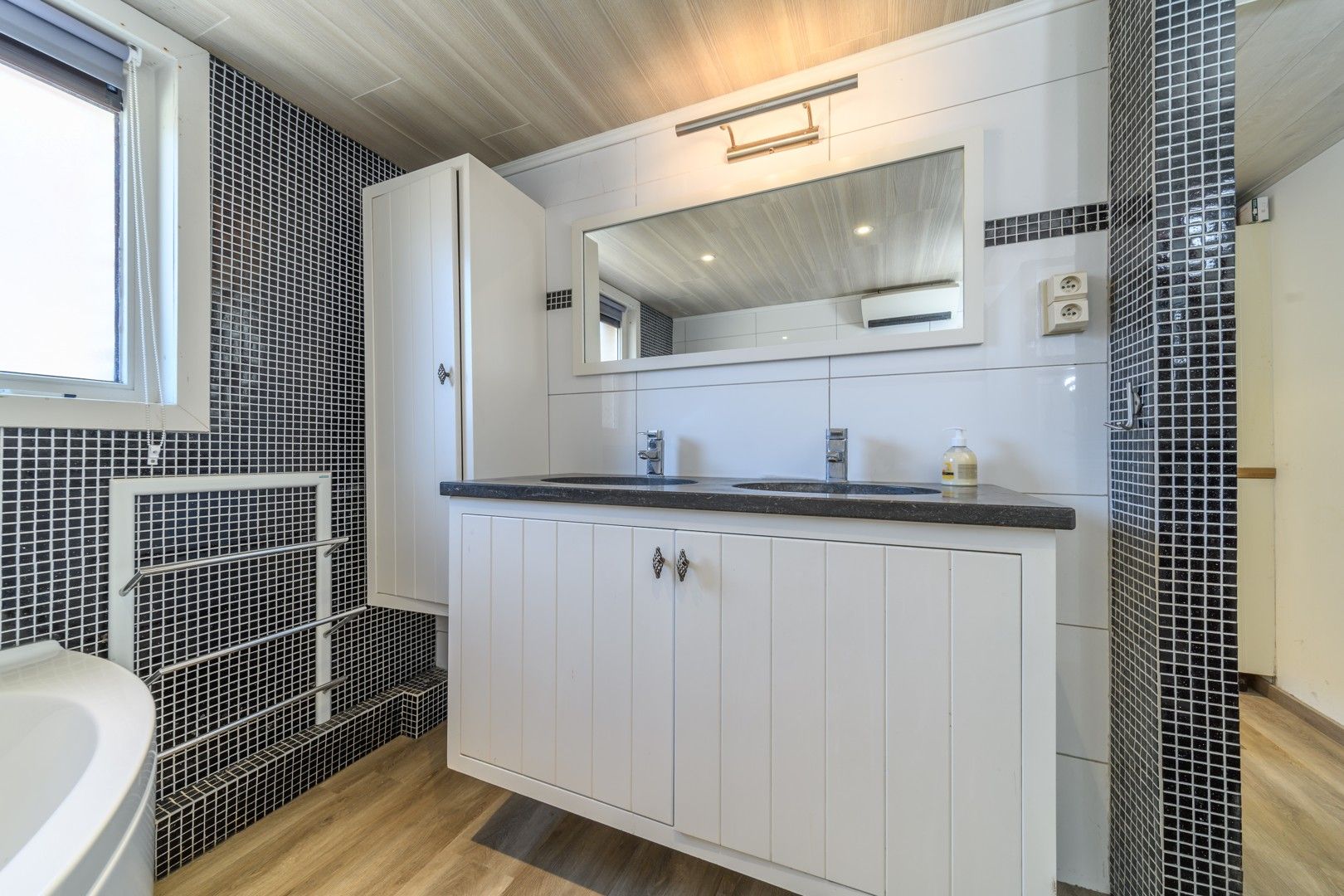 Grotendeels gerenoveerde gezinswoning met 3 slaapkamers en EPC B! foto 9