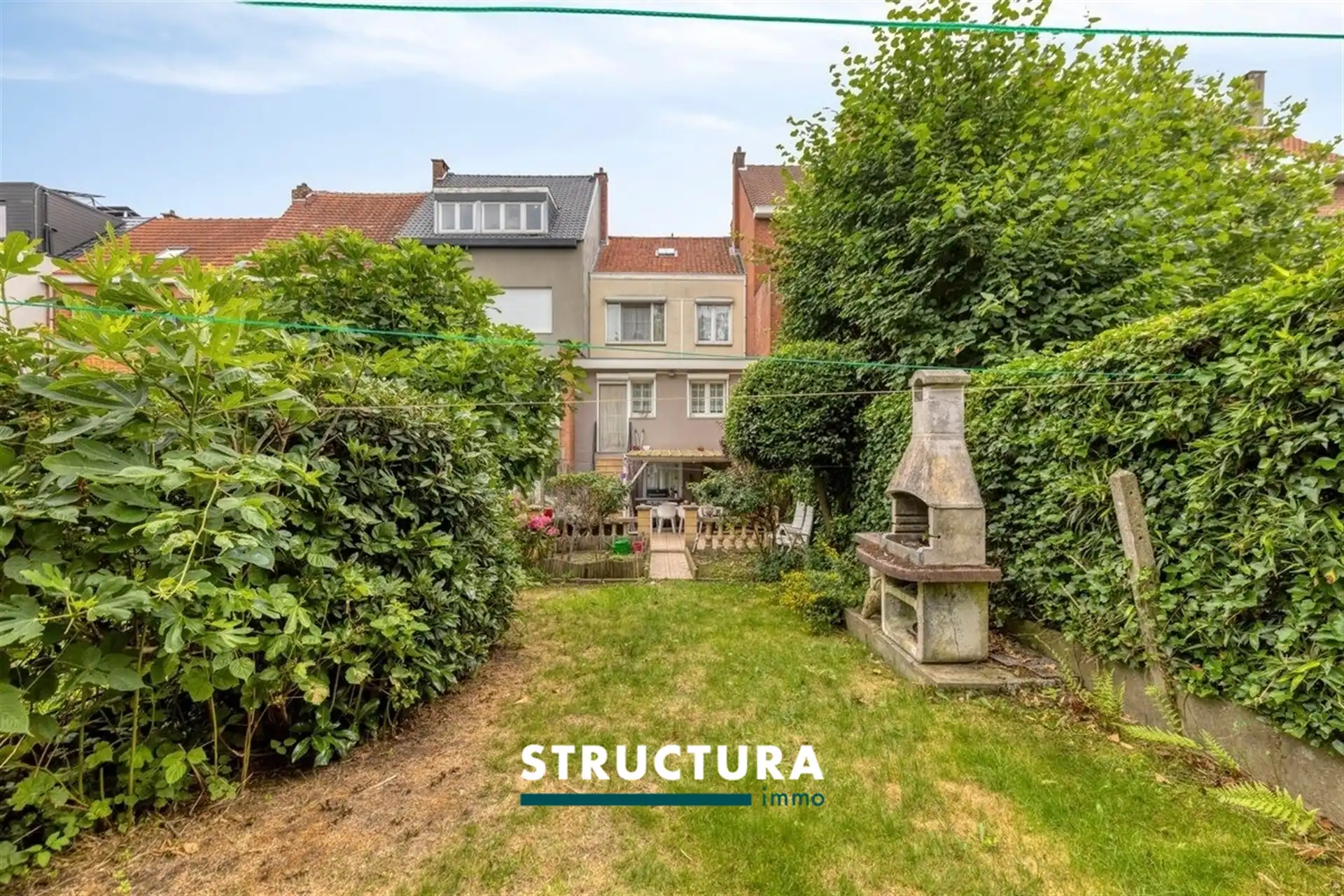 Instapklare gezinswoning met garage en tuin foto 9