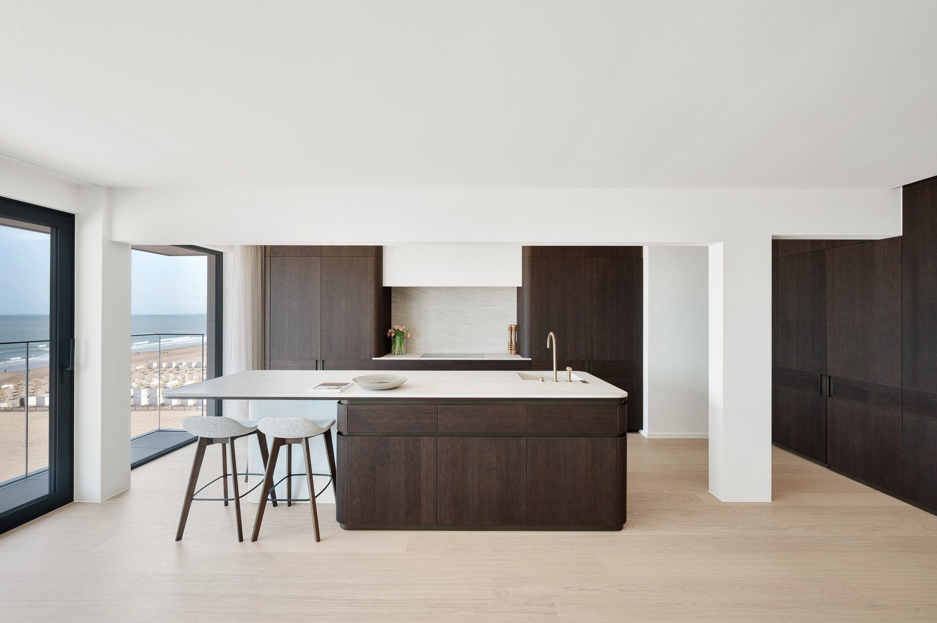 Exclusief en luxueus gerenoveerd appartement met frontaal zeezicht op topligging in Het Zoute foto 8
