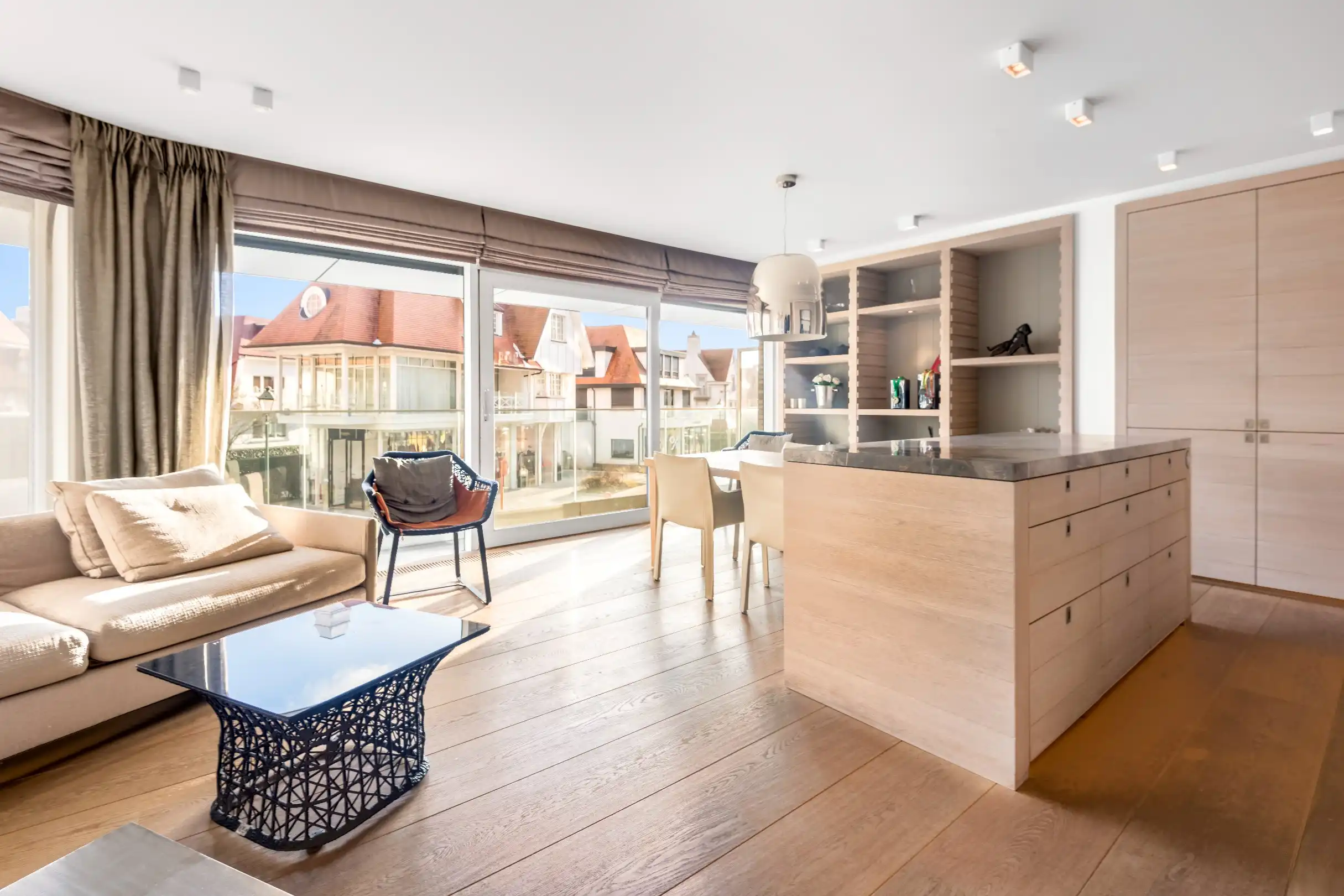 Mooi afgewerkt, gemeubeld zuidgericht app. met open zicht gelegen op de Kustlaan aan het Driehoeksplein incl. ruime box in het Yzerpark.  foto 4