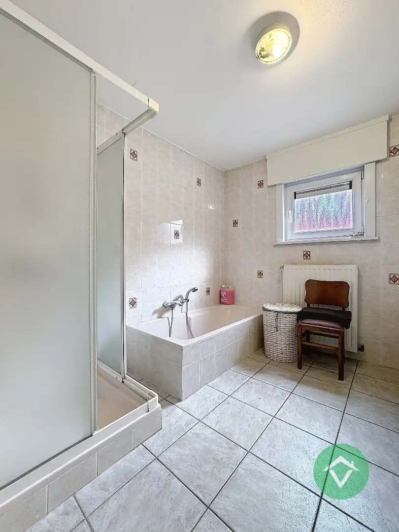 Alleenstaande woning met naastliggend stuk bouwgrond en weide te Eernegem foto 21