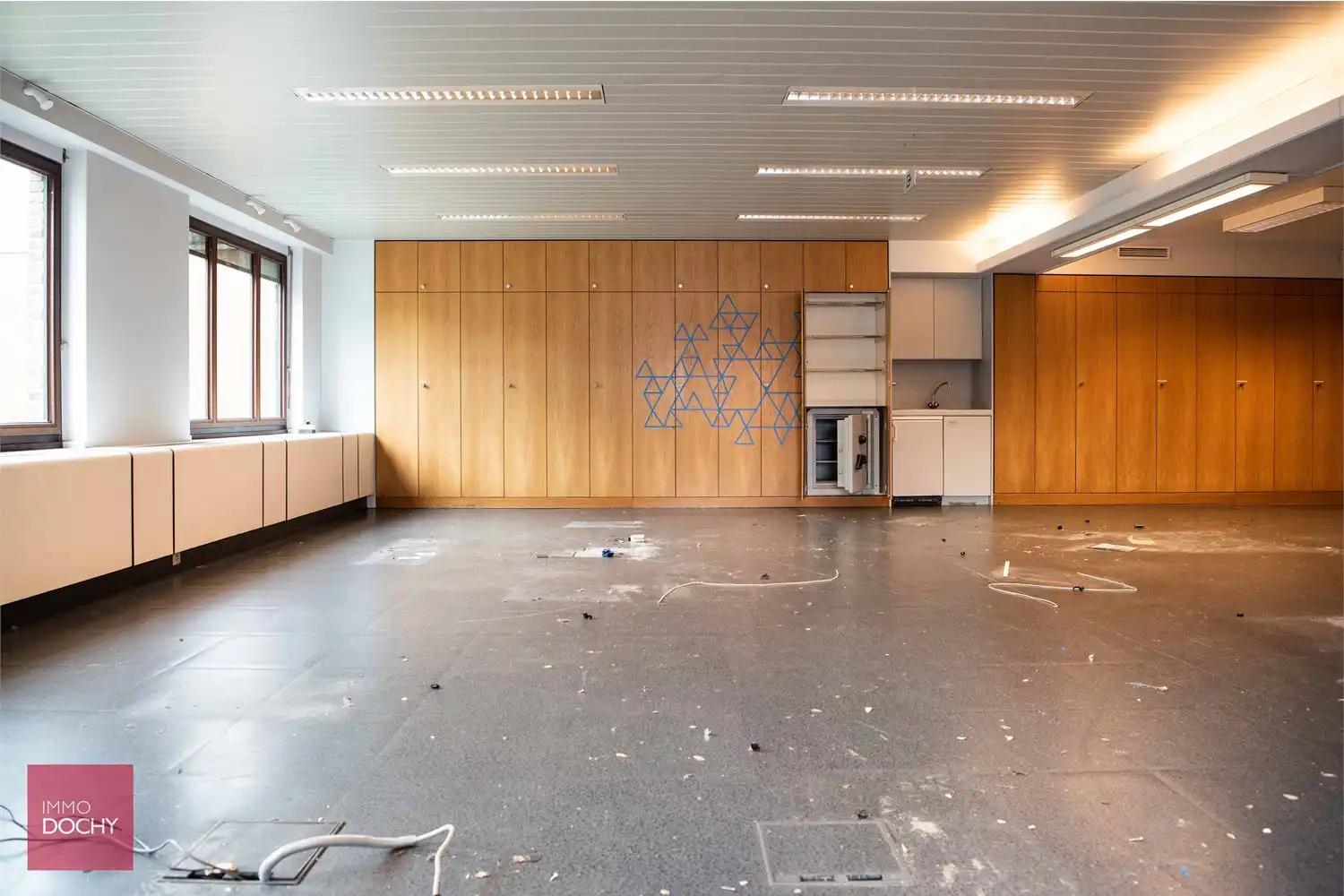 Multifunctioneel commercieel gebouw met parking en uitweg | Stationsstraat foto 9
