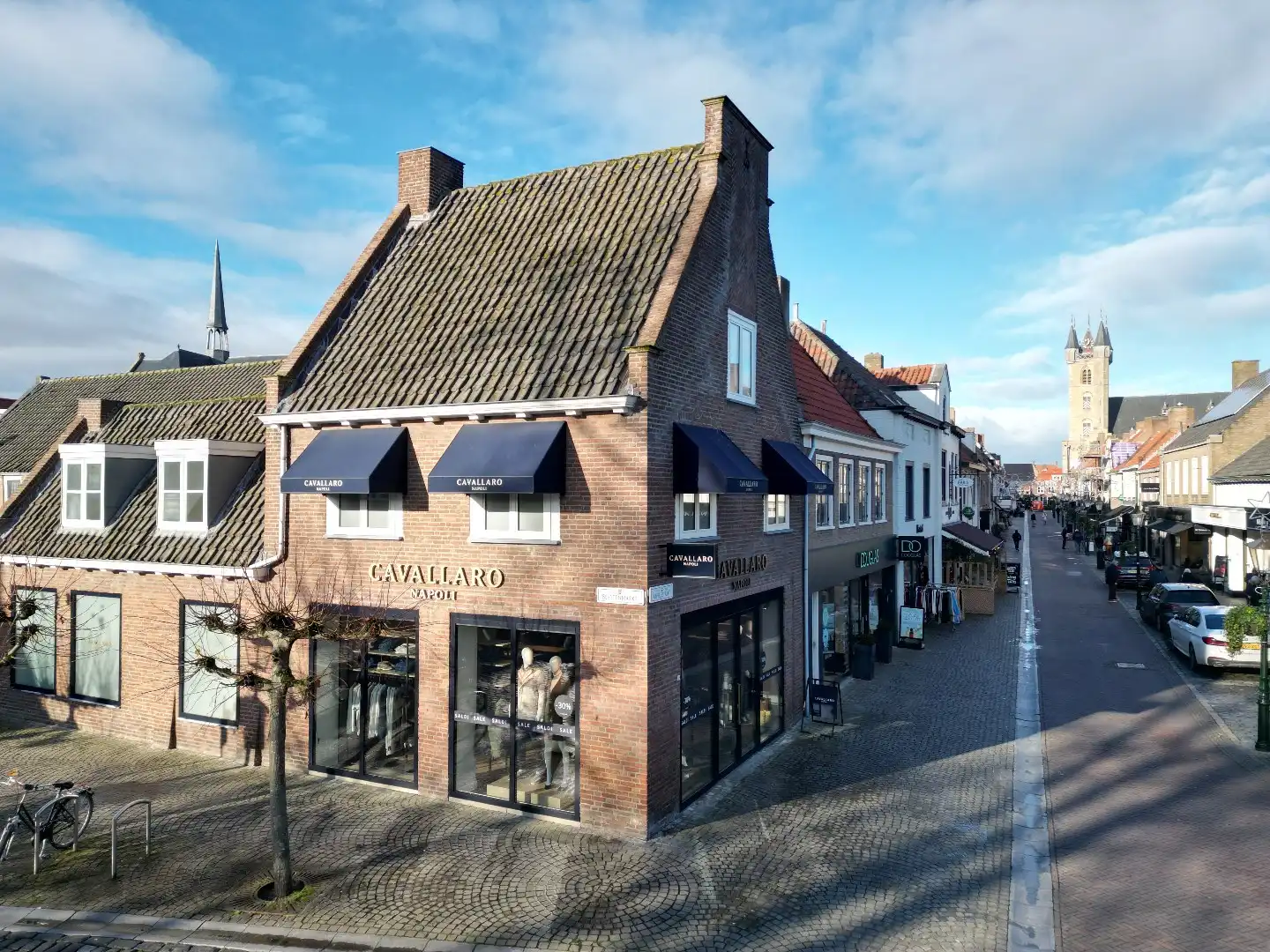 In het commerciële Sluis; Dertig meter etalage met uitbreiding mogelijk foto {{pictureIndex}}