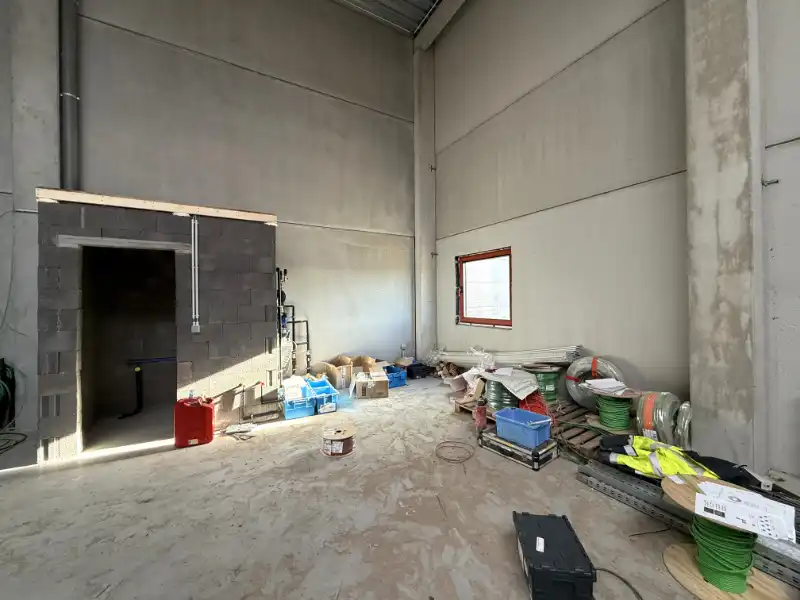 Nieuwbouw KMO-unit 380 m² + 107 m² kantoor op topligging in Evergem foto 10