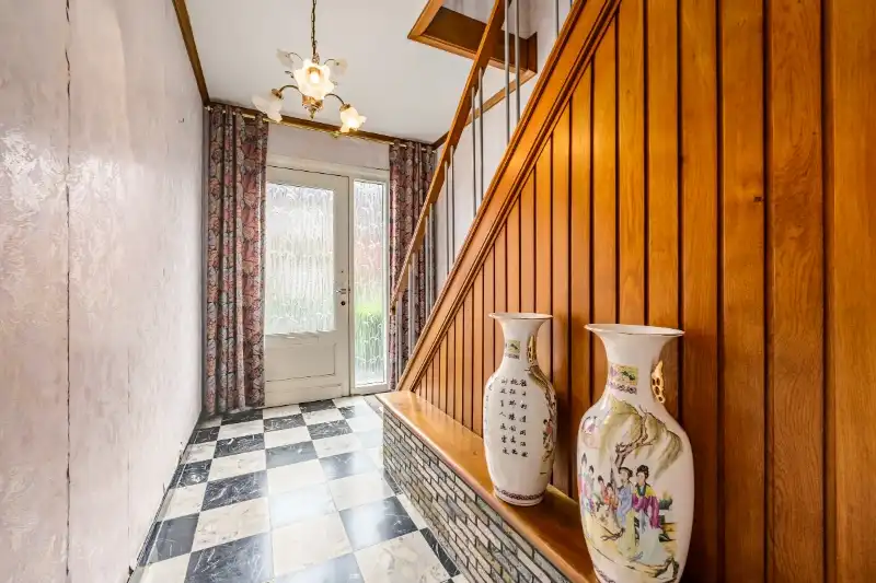Hooglede-centrum. Charmante | ruime | half open bebouwing op 740m2 met > 4 slaapkamers, apart bijgebouw van +/- 60m2. Ideaal voor gezinnen / extra polyvalente ruimtes, ideaal gelegen. foto 4