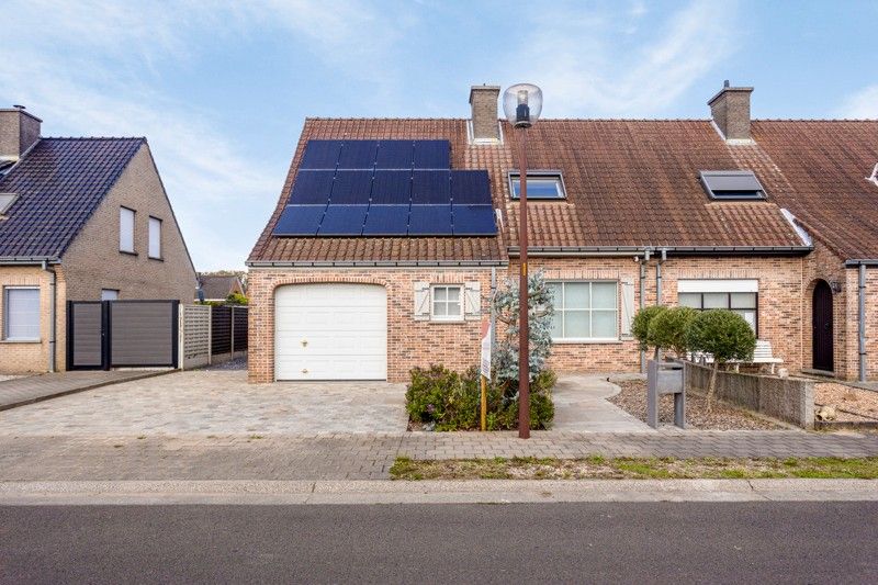 Tot in de puntjes gerenoveerde woning (2019) met 3 slaapkamers, tuin en garage vlakbij het centrum van Ingelmunster te koop! foto 1