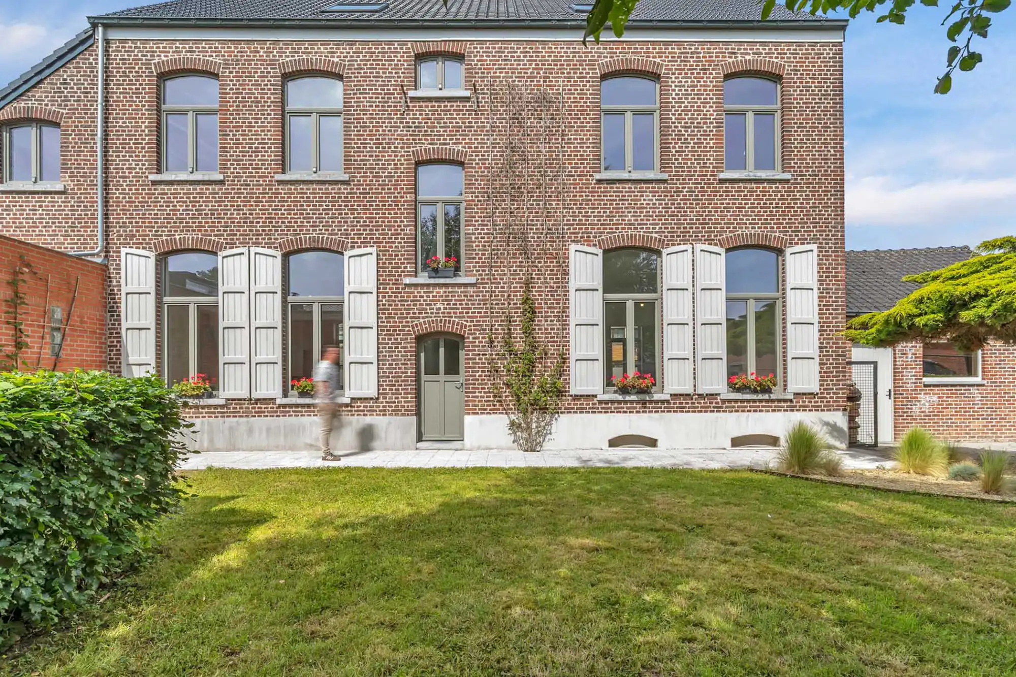 Gerenoveerde pastorijwoning met grote ruimtes in Erembodegem foto 2