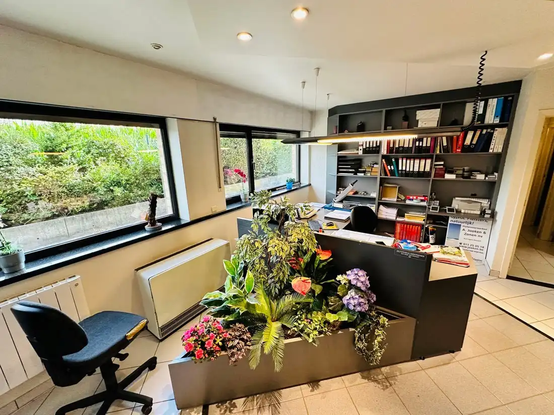 Ruim magazijn met kantoren met veel potentieel te Kuringen foto 6