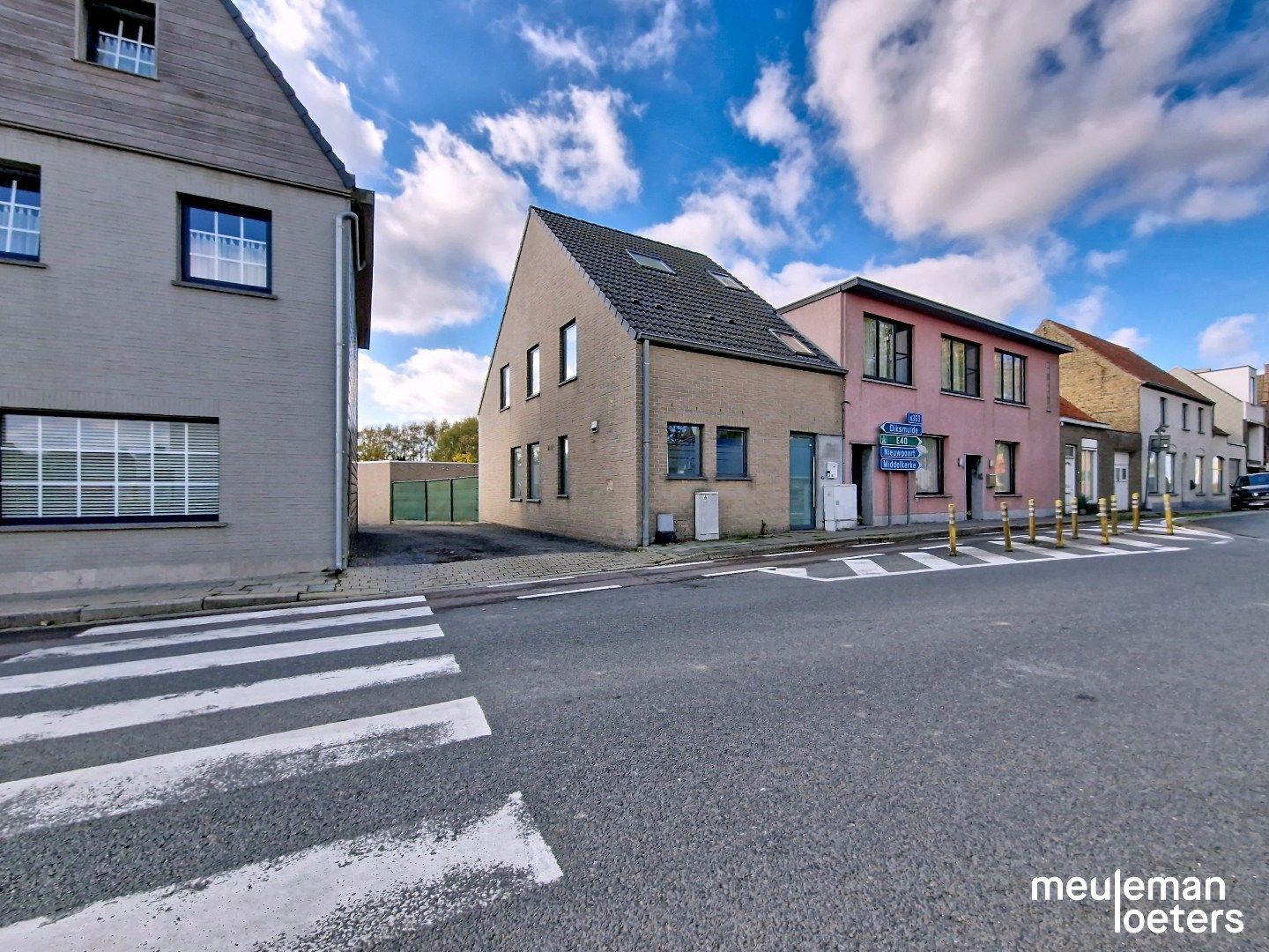 Ruime  halfopen woning met twee garages foto {{pictureIndex}}