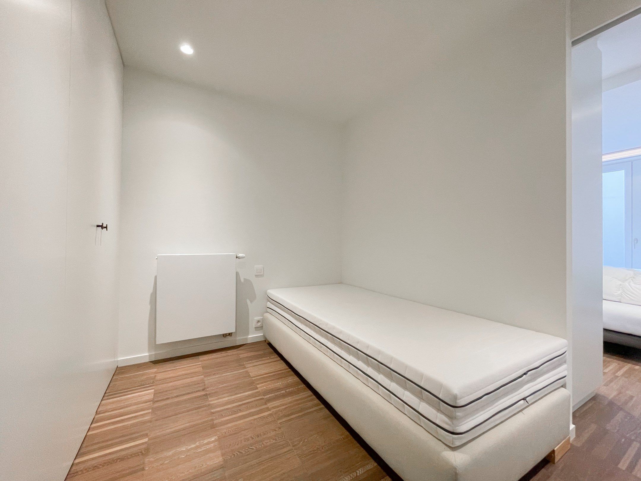 Stijlvol, instapklaar appartement met een ruim terras gelegen aan het Lichttorenplein op enkele passen van de zee. foto 15