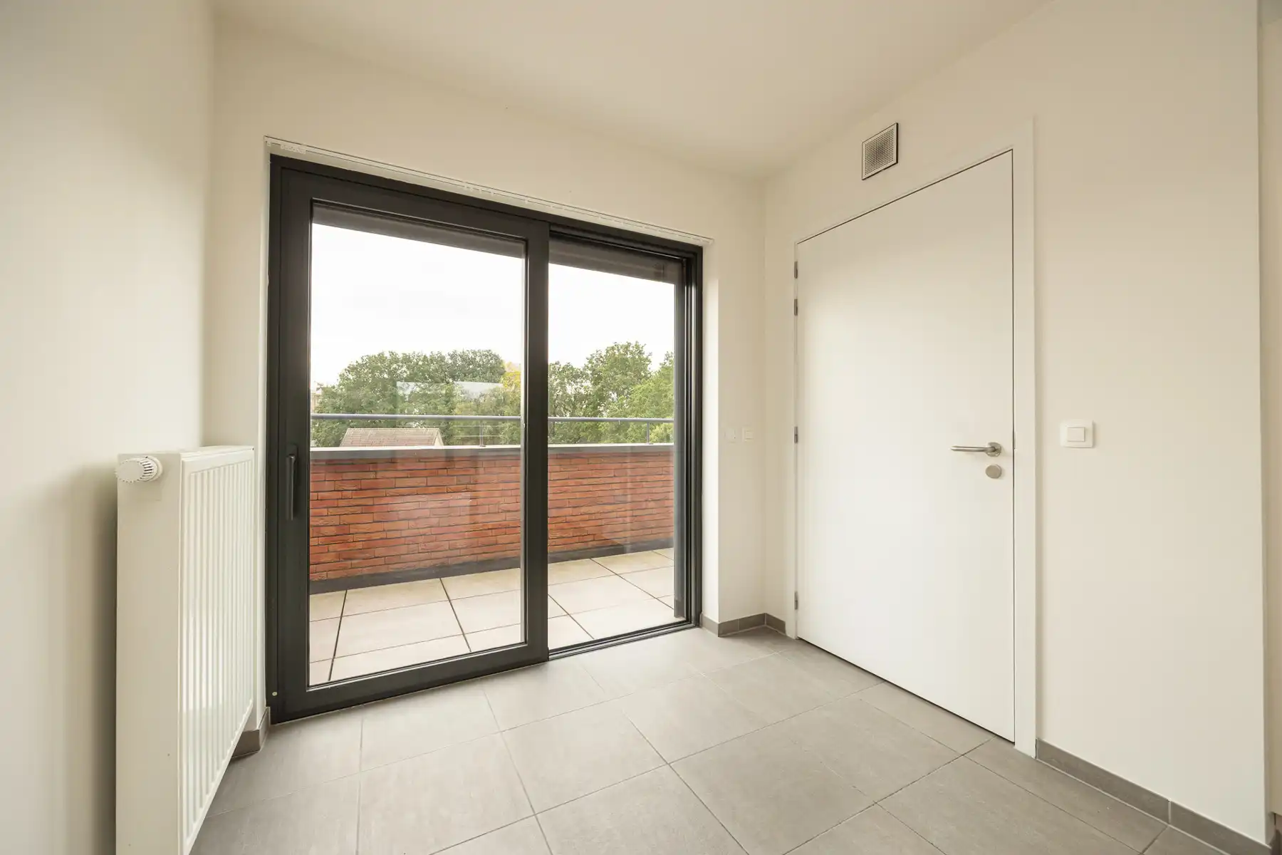 ASSISTENTIEWONING MET 1 SLK, VEEL PRIVACY EN TERRAS TE GENK foto 12