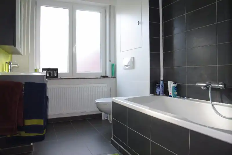 Mooi gerenoveerde lichtrijke woning te huur met zonnepanelen in Wevelgem foto 11