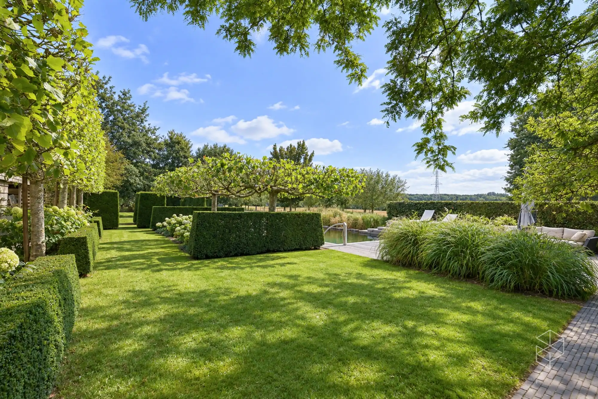 Karaktervolle villa met polyvalent bijgebouw, zwemvijver & aangelegde tuin met uitweg op 4.009m² foto 3