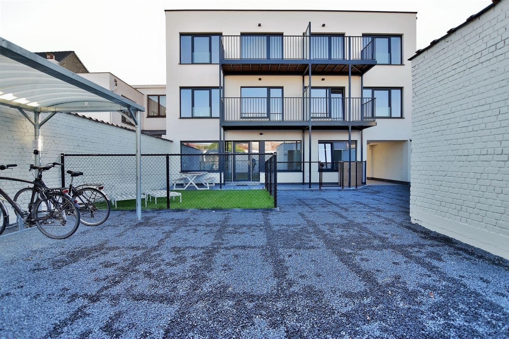 Prachtig dakappartement met terras, gelegen in het hartje van Sint-Gillis-Dendermonde. foto 23