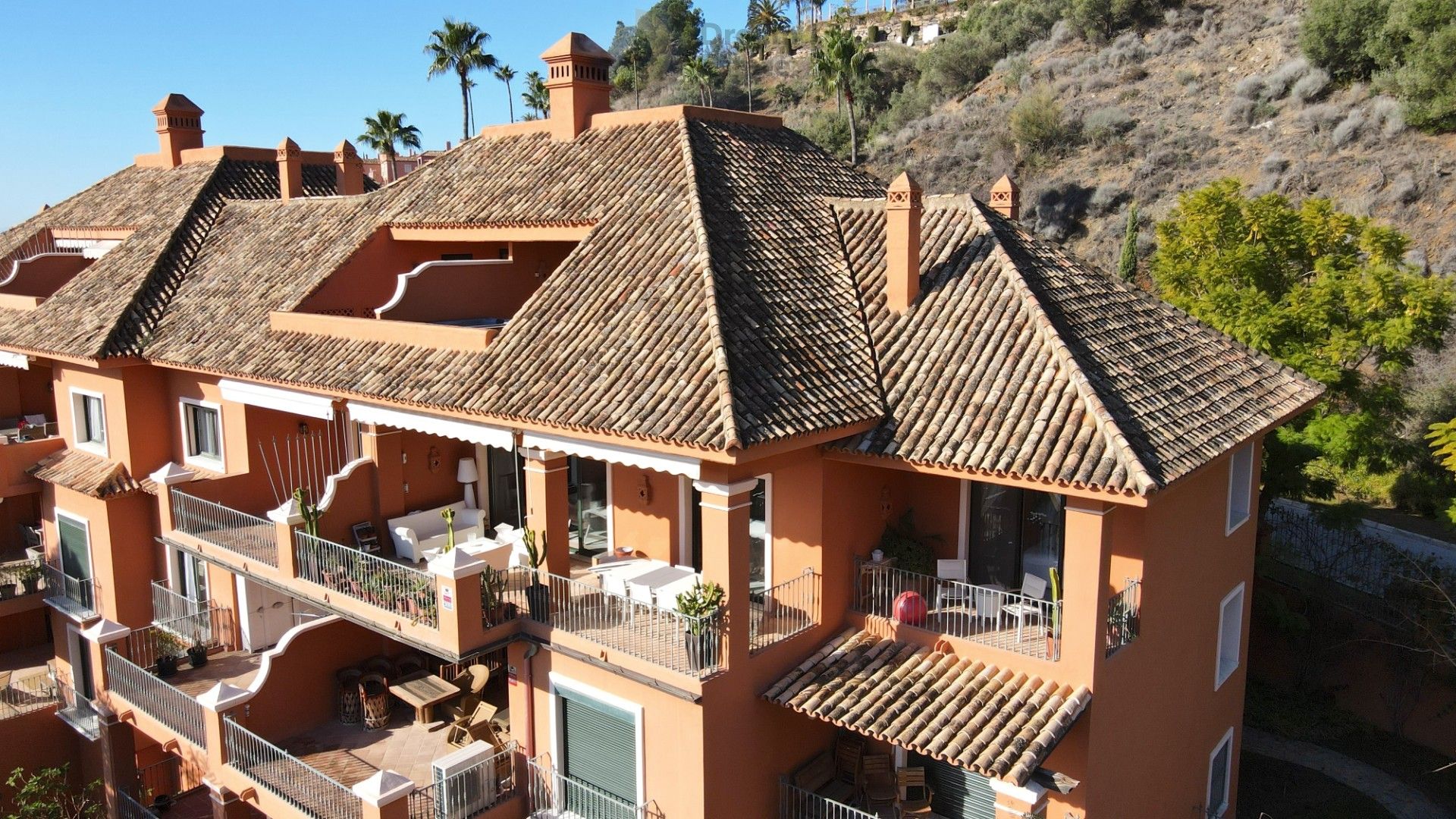 Ruim penthouse met 3 slaapkamers en panoramisch uitzicht op zee in Monte Halcones, Benahavis. foto 3