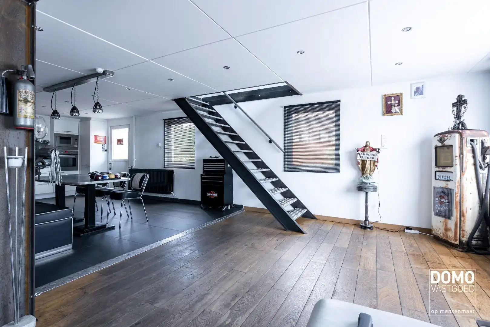 UNIEKE EIGENDOM MET WONING, 2 APPARTEMENTEN EN MAGAZIJNEN OP 13A88CA foto 2