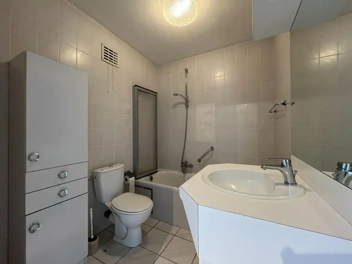 Roeselare - Zeer lichtrijk appartement met 2 slaapkamers, 2 terrassen en dubbele garage foto 8