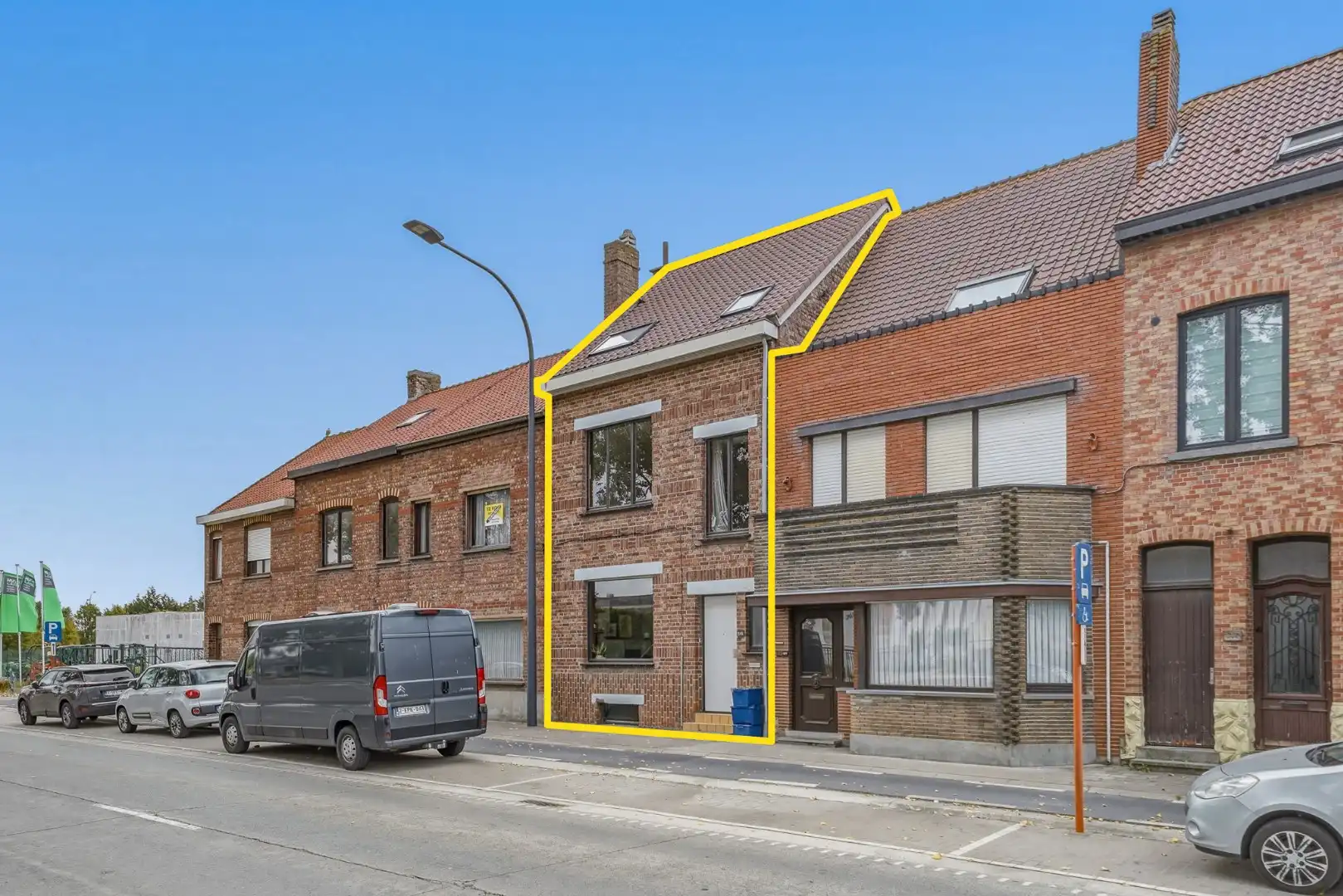 Hoofdfoto van de publicatie: Ruime rijwoning met 3 slaapkamers en zuidwestgerichte tuin in Zandvoorde
