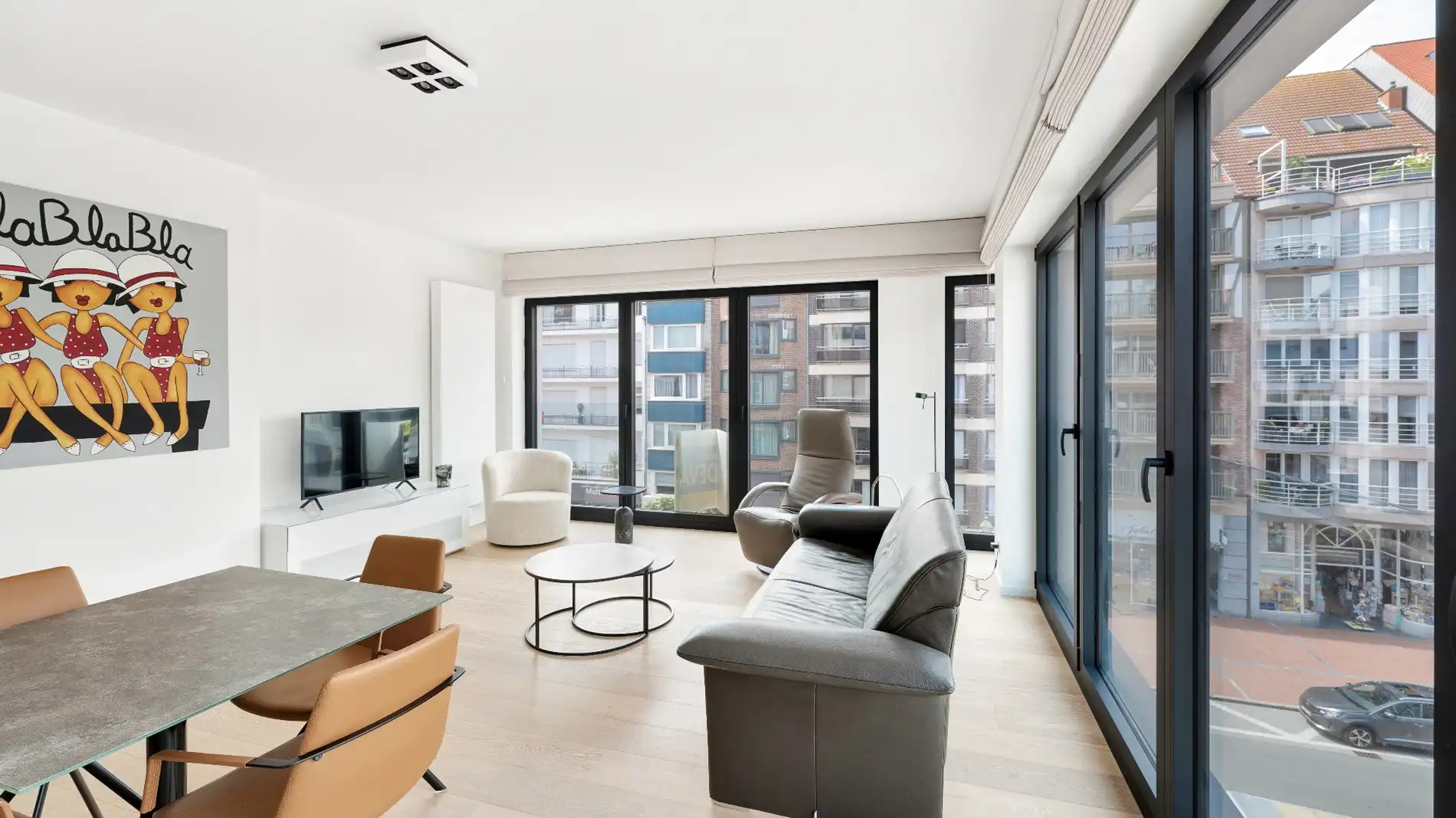 Mooi gerenoveerd, zuidwest georiënteerd HOEKappartement centraal gelegen op de Lippenslaan te Knokke. foto 2