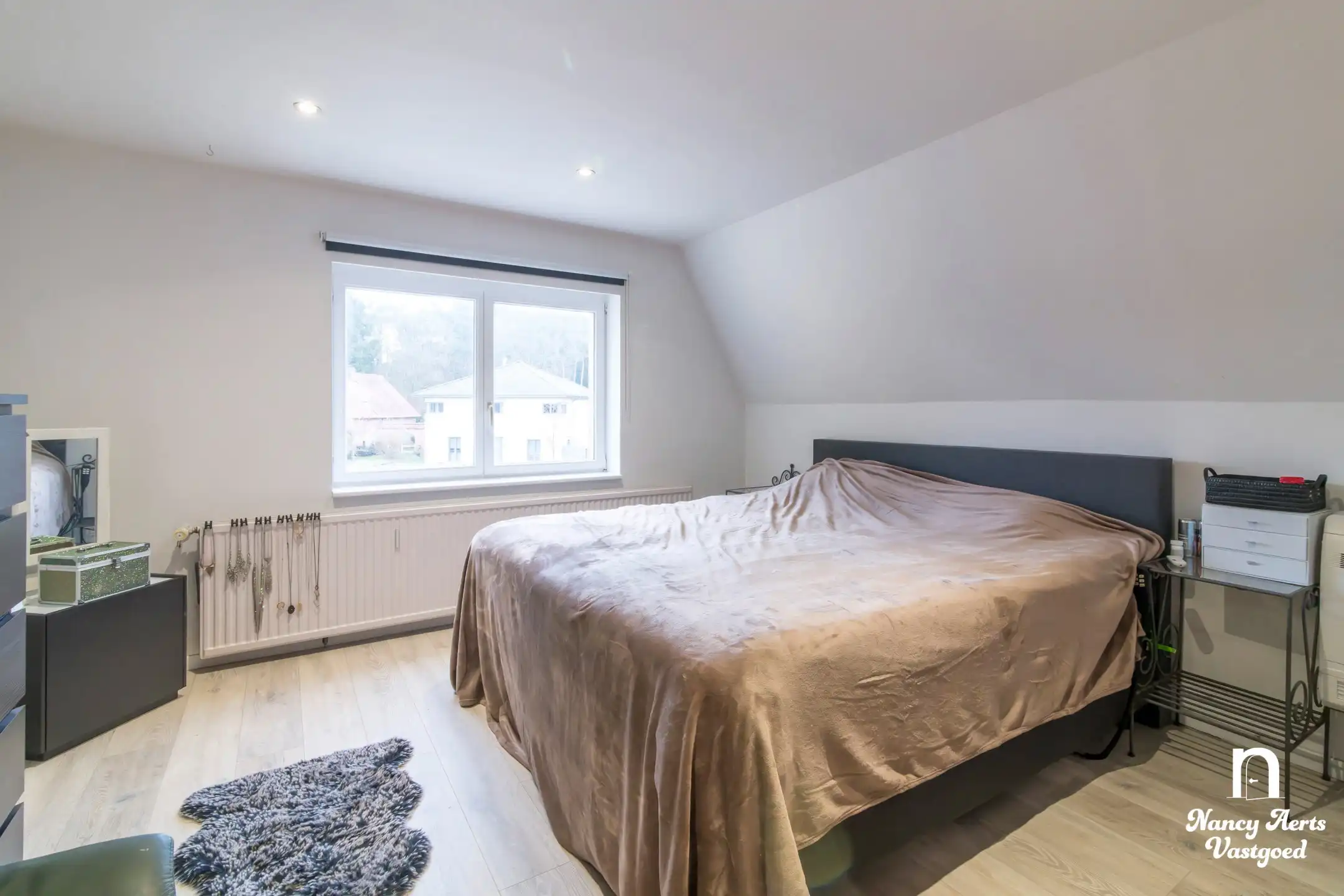 Veelzijdige woning met royale ruimtes en zwembad foto 10