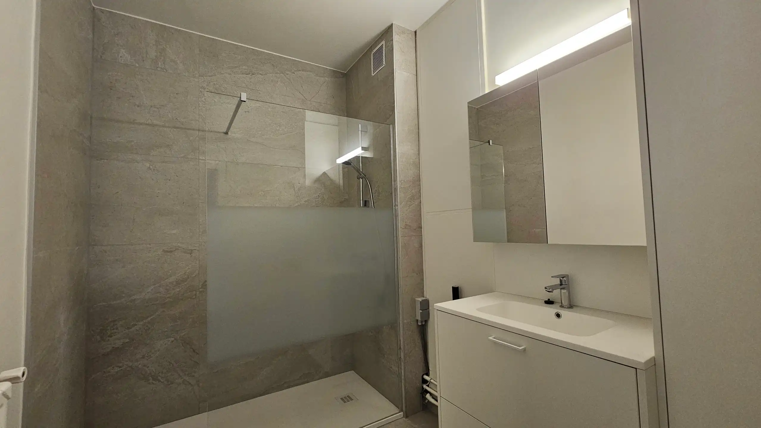 Volledig vernieuwd 2 slaapkamer-appartement te huur foto 14