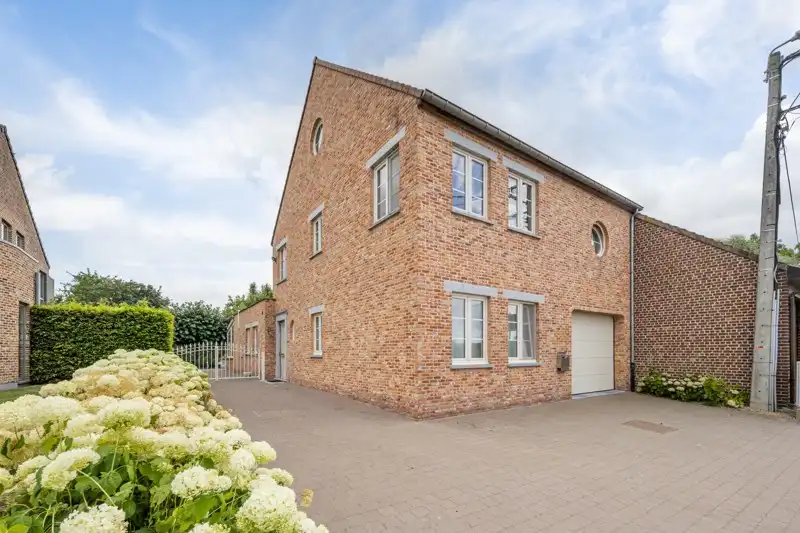 Luxueuze, halfopen bebouwing met 3 slaapkamers, inpandige garage en een prachtige tuin foto {{pictureIndex}}