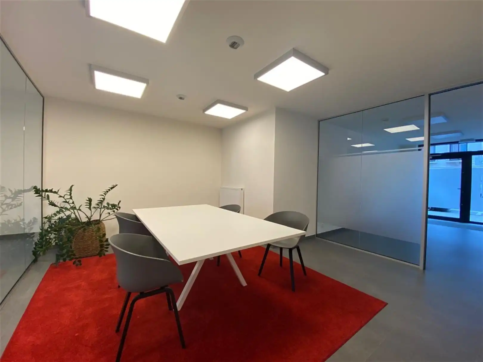 Modern gelijkvloers kantoor te koop op de Antwerpsestraat foto 2