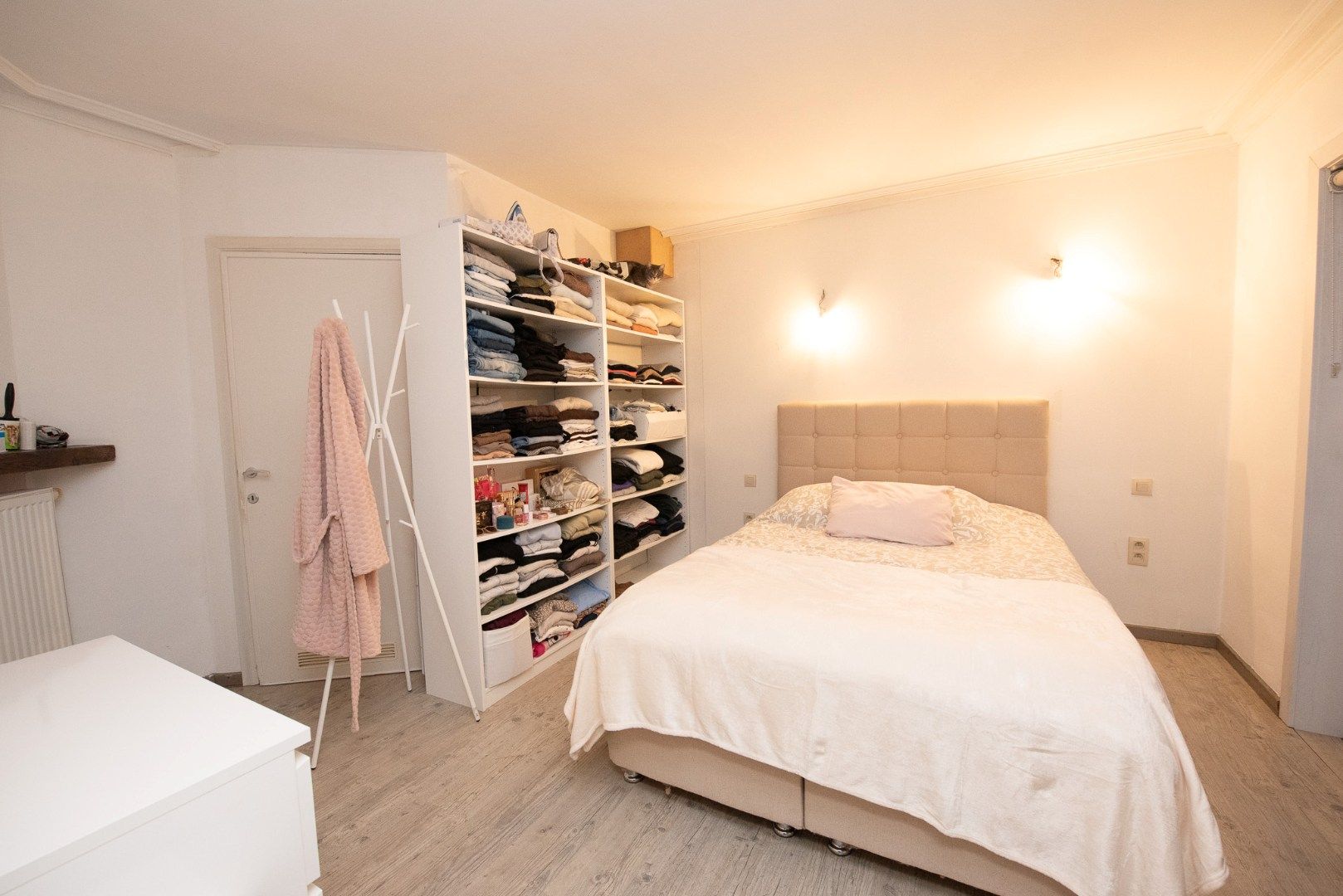 Modern gerenoveerd 1-slaapkamer appartement met berging en terras in Waregem  foto 4