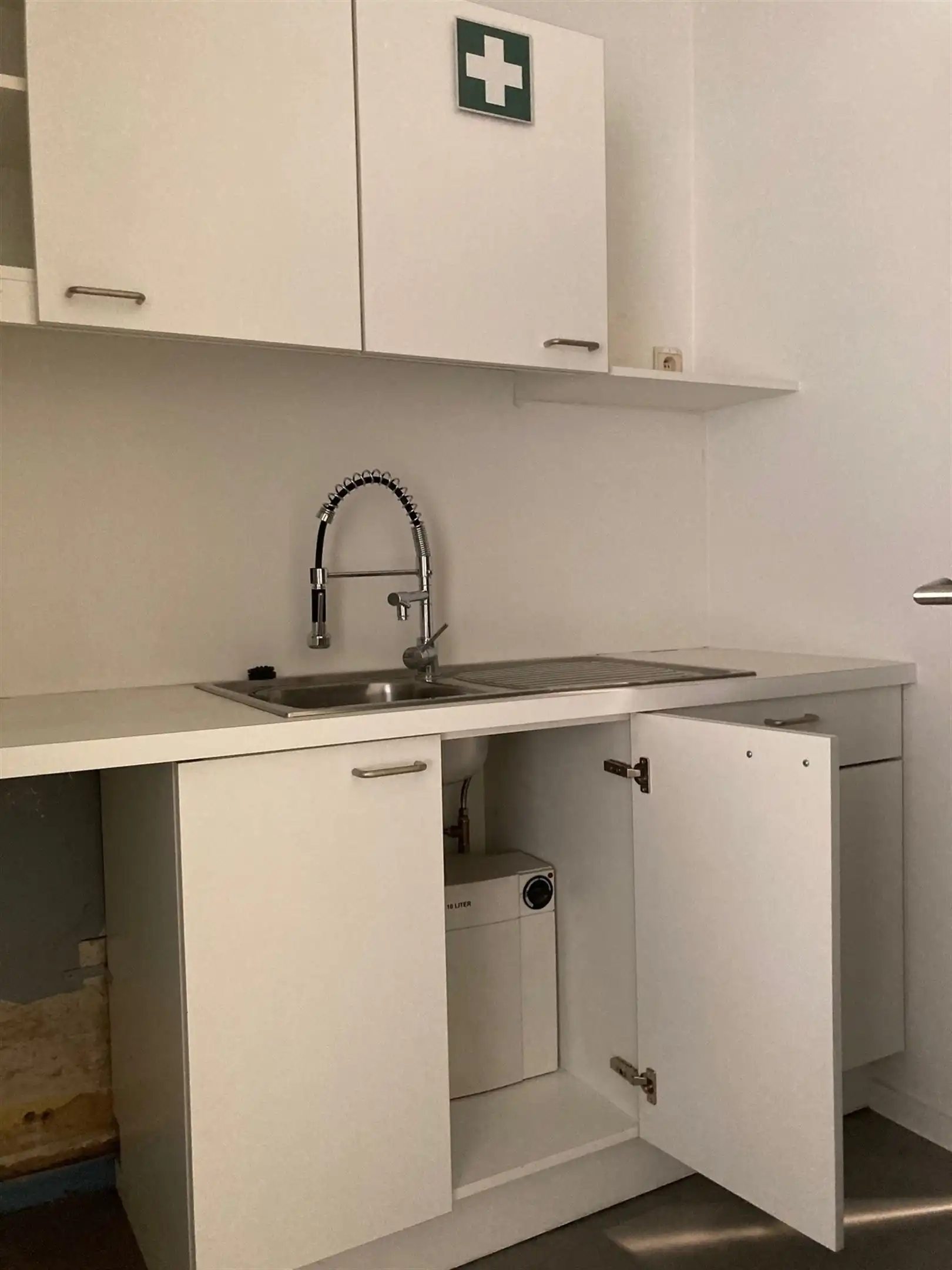 Veelzijdig hoekkantoor op commerciële ligging foto 15