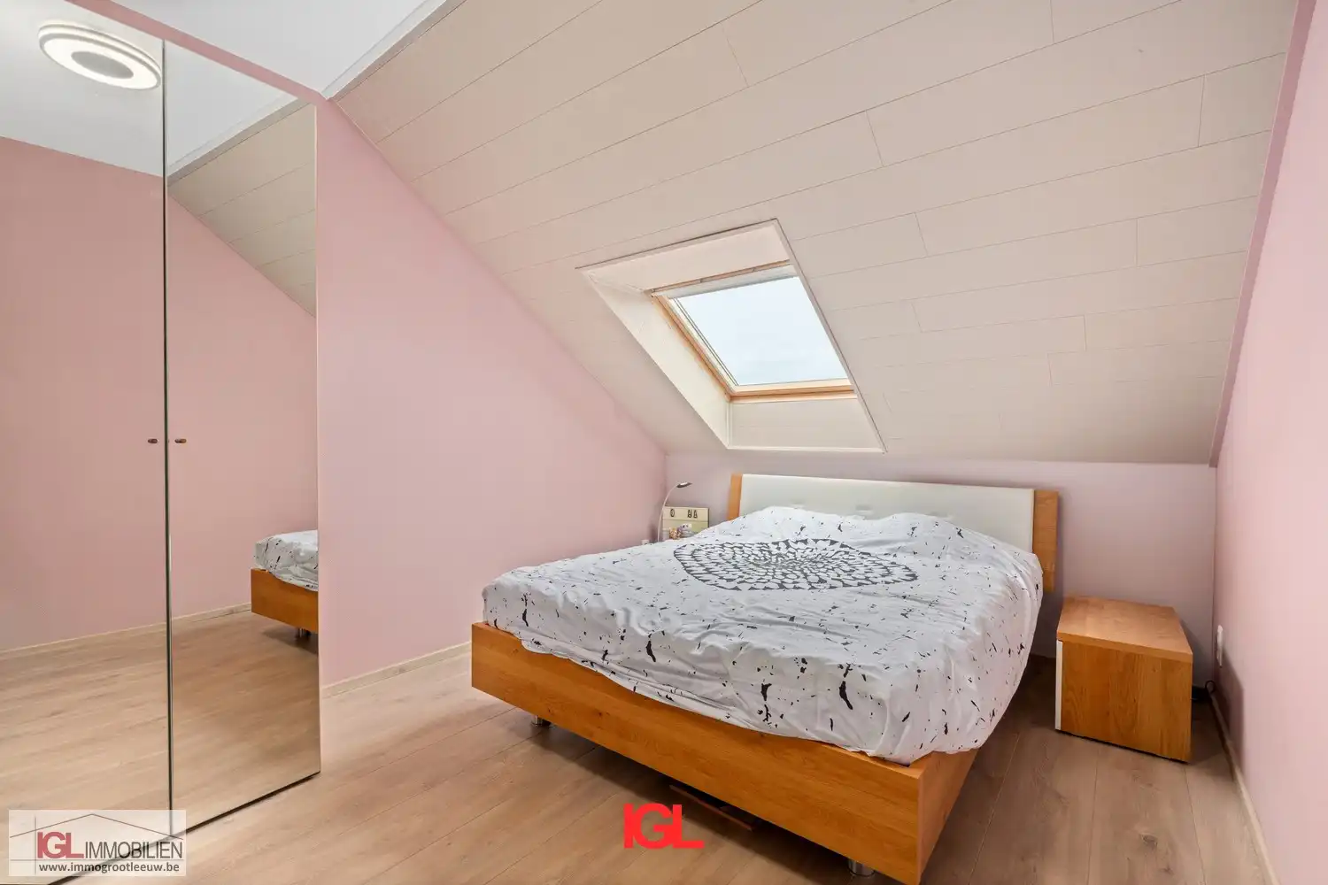 Ruim duplexappartement met 5 slaapkamers, een zonnig terras & 2 staanplaatsen foto 10