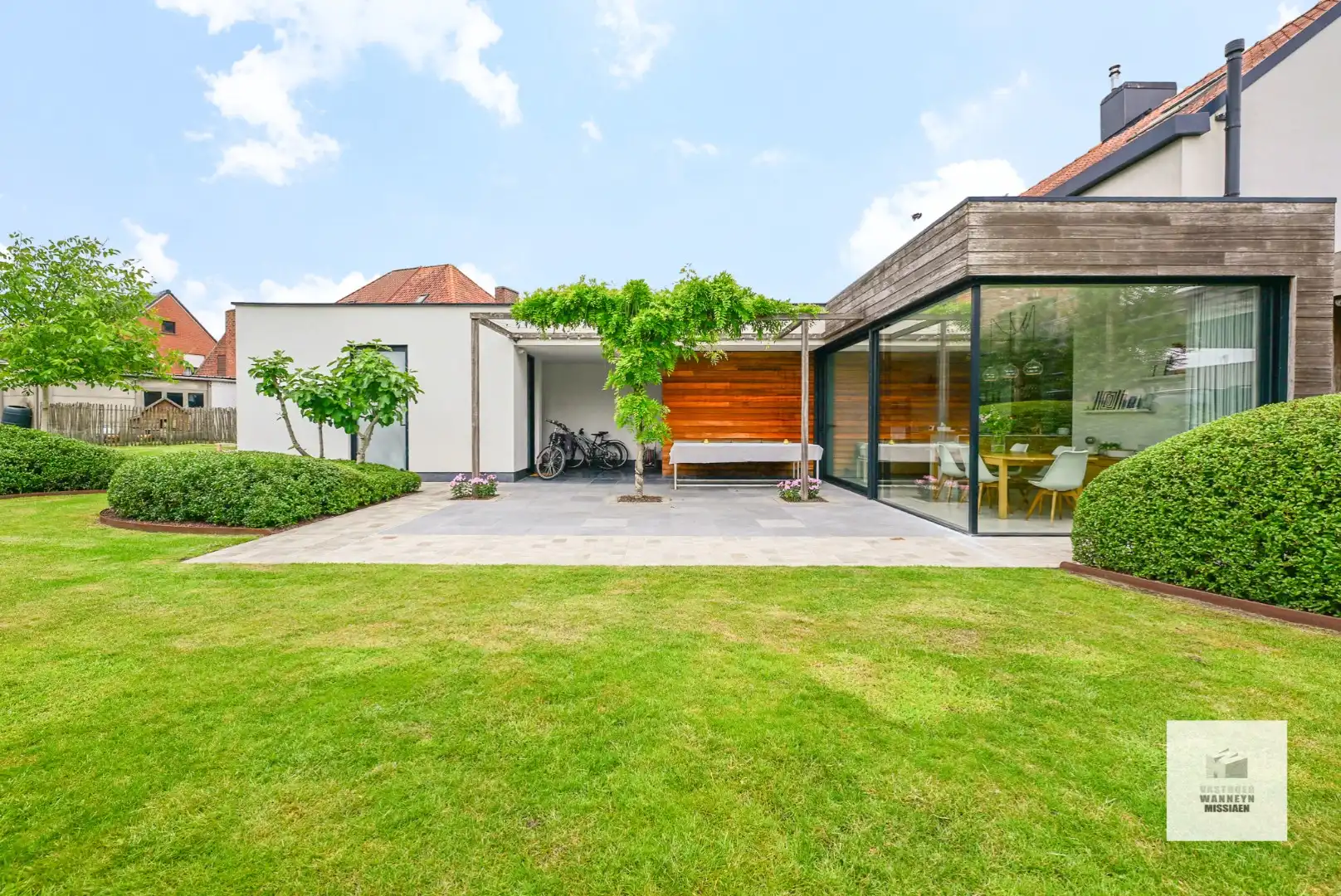 Energiezuinige woning met 4 slaapkamers, prachtige tuin met grote/hoge carport . foto 22