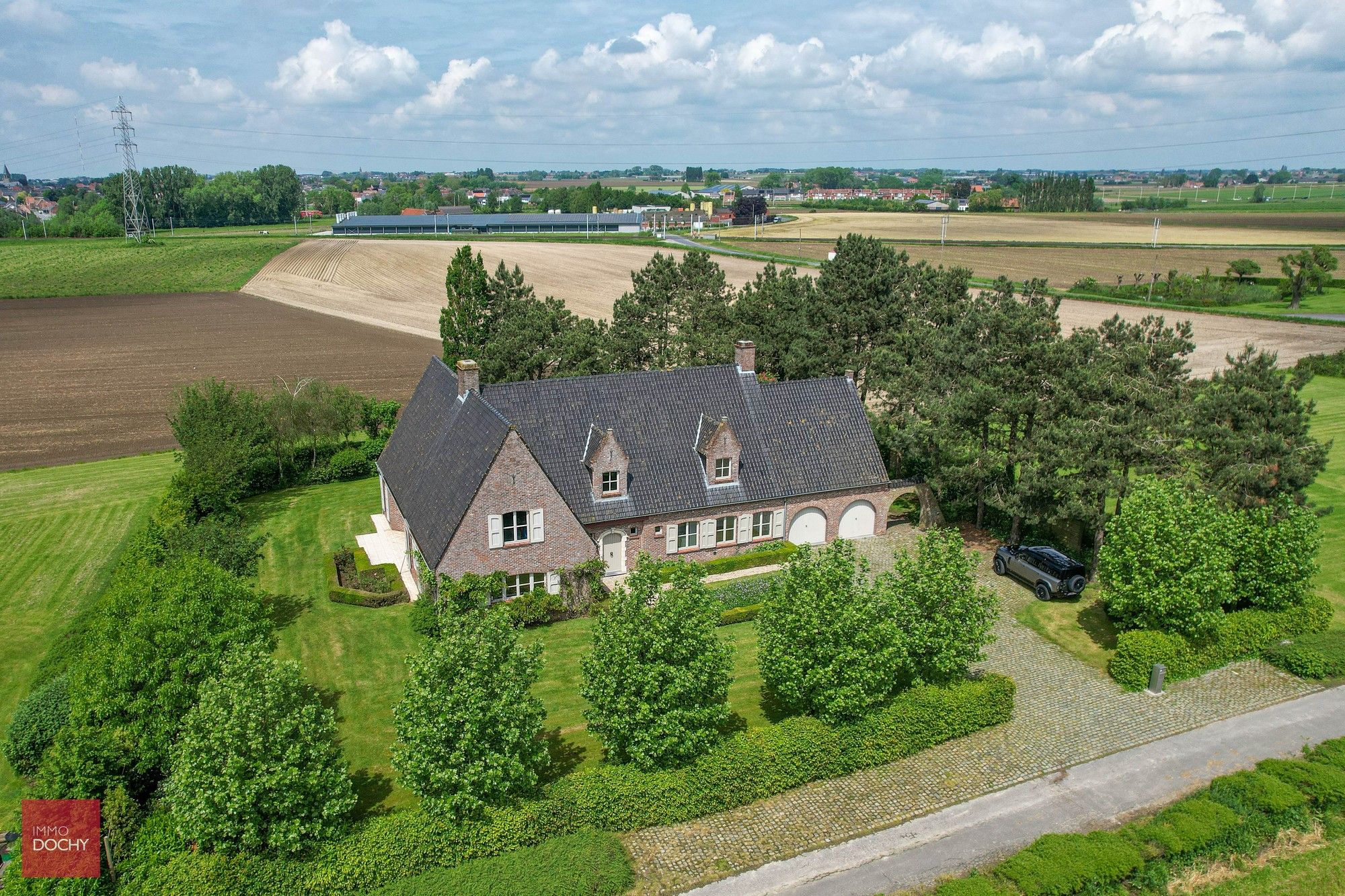 Landelijk gelegen standingvolle VILLA met toegangsweg foto 4