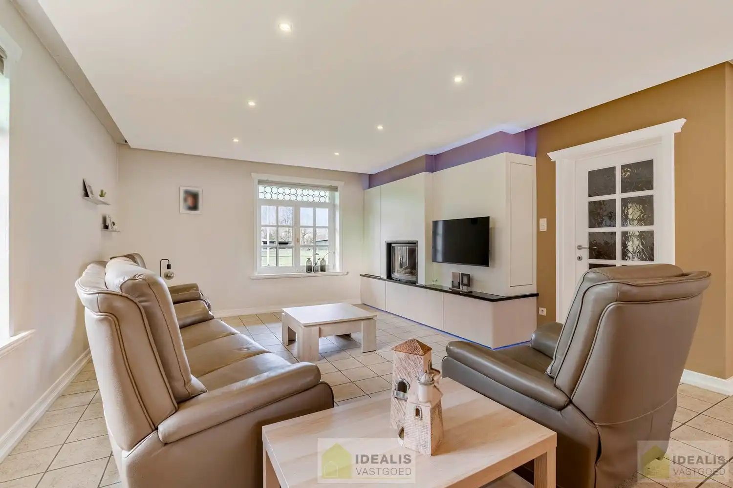 IDEALIS VASTGOED – ROYALE, INSTAPKLARE EN ZEER GOED ONDERHOUDEN GEZINSWONING OP EEN RUIM EN RUSTIG PERCEEL VAN 44A 33CA MET 5 KNAPPE SLAAPKAMERS, HEERLIJKE VERANDA, VRIJSTAANDE GARAGE EN 32 ZONNEPANELEN MÉT CERTIFICATEN ÉN ZONNEBOILER - De woning omvat maar liefst +- 265m² bewoonbare oppervlakte met ruime woonkamer, uitgeruste keuken, 5 slaapkamers, badkamer, vrijstaande garage én 32 zonnepanelen. De woning is rustig gelegen op een perceel met een opp. van 44a 33ca. foto 14