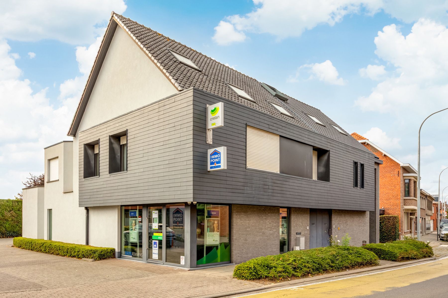 Goed gelegen kantoorruimte (circa 265m²) in het centrum van Meer (Hoogstraten) met parking. foto {{pictureIndex}}