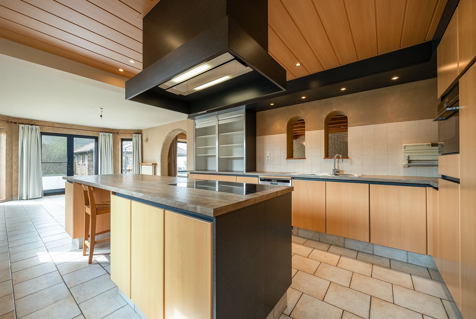 Woning in zuiderse stijl met ruim bijgebouw op Zuid perceel. foto 11