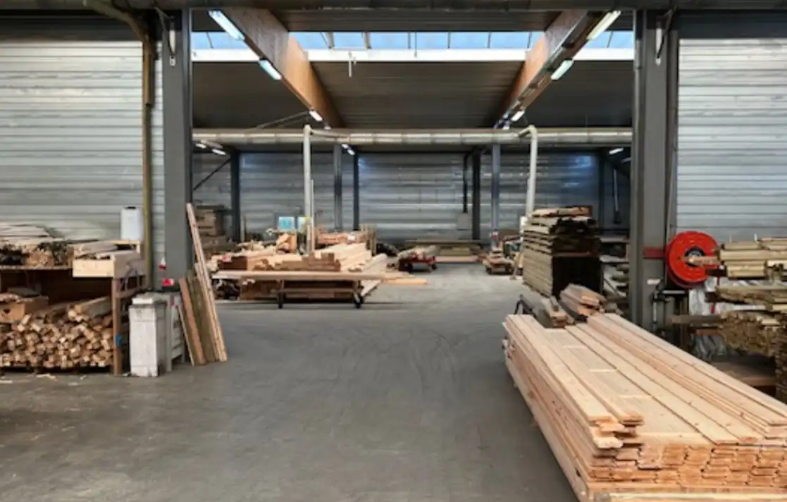 Uitzonderlijke industriële site van 2.721 m² met appartement en studio op terrein van 1,45 ha in Manage foto 11